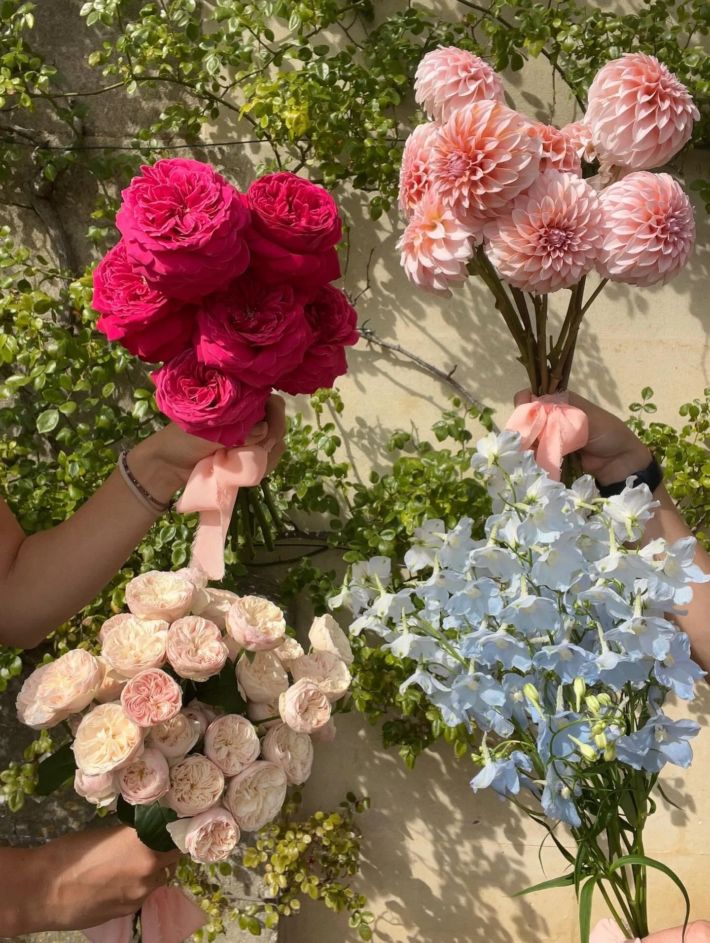 Our en masse bridesmaids bouquets for Hannah&rsquo;s girlies 🌸🤍🌸🤍🌸 ft. a little photoshoot pretending we are bridesmaids ourselves 🤣 

We want each bouquet to feel unique so we select our favourite blooms from the colour palette to make sure ea