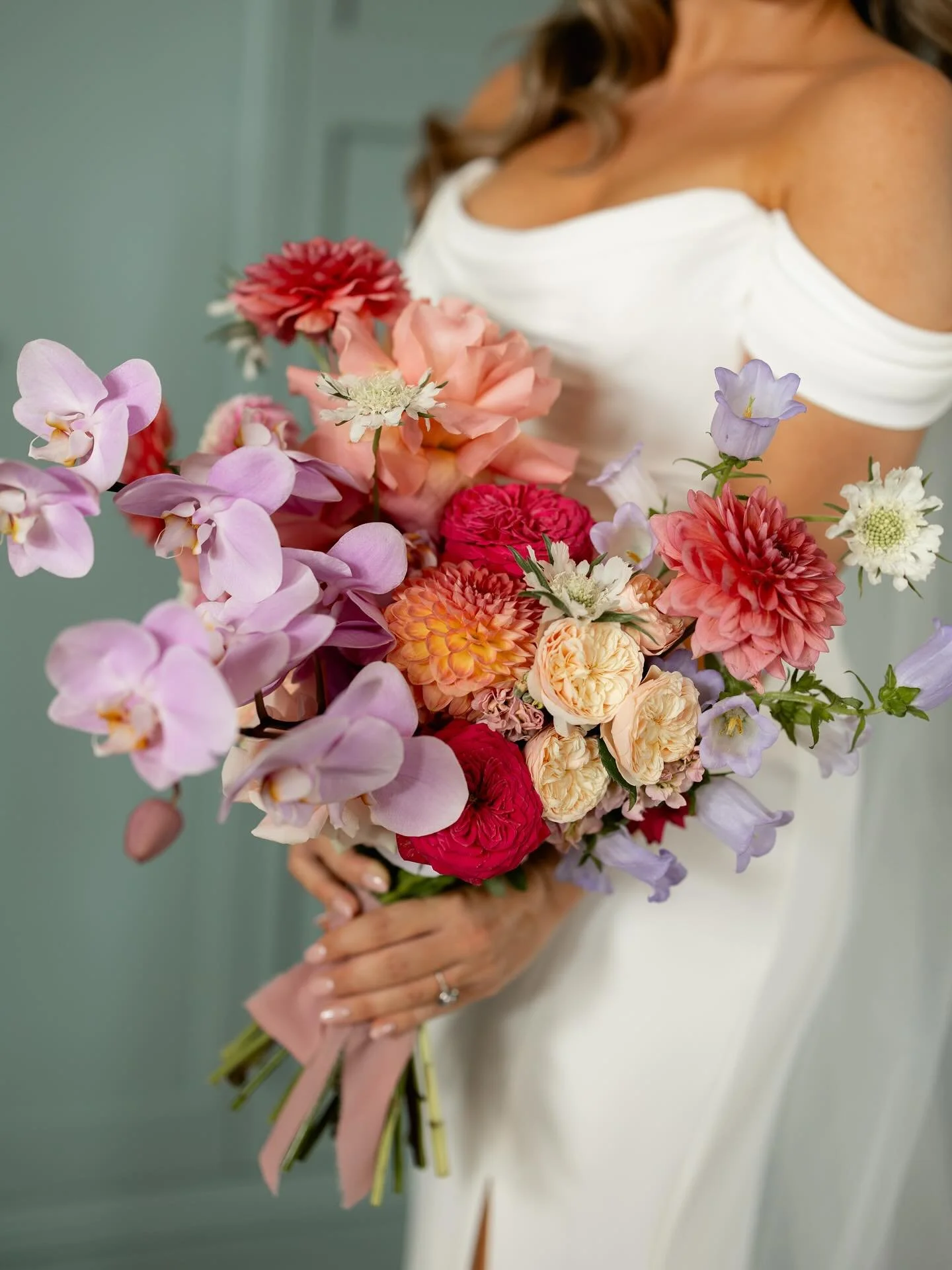 Statement bouquets will ALWAYS be our thing 🌸✨ receiving this photo gallery from @lottietoppingphoto of Kathryn &amp; James&rsquo;s day has us reminiscing HARD and wishing dahlia season would stick around all year! 

More to come of this amazing day