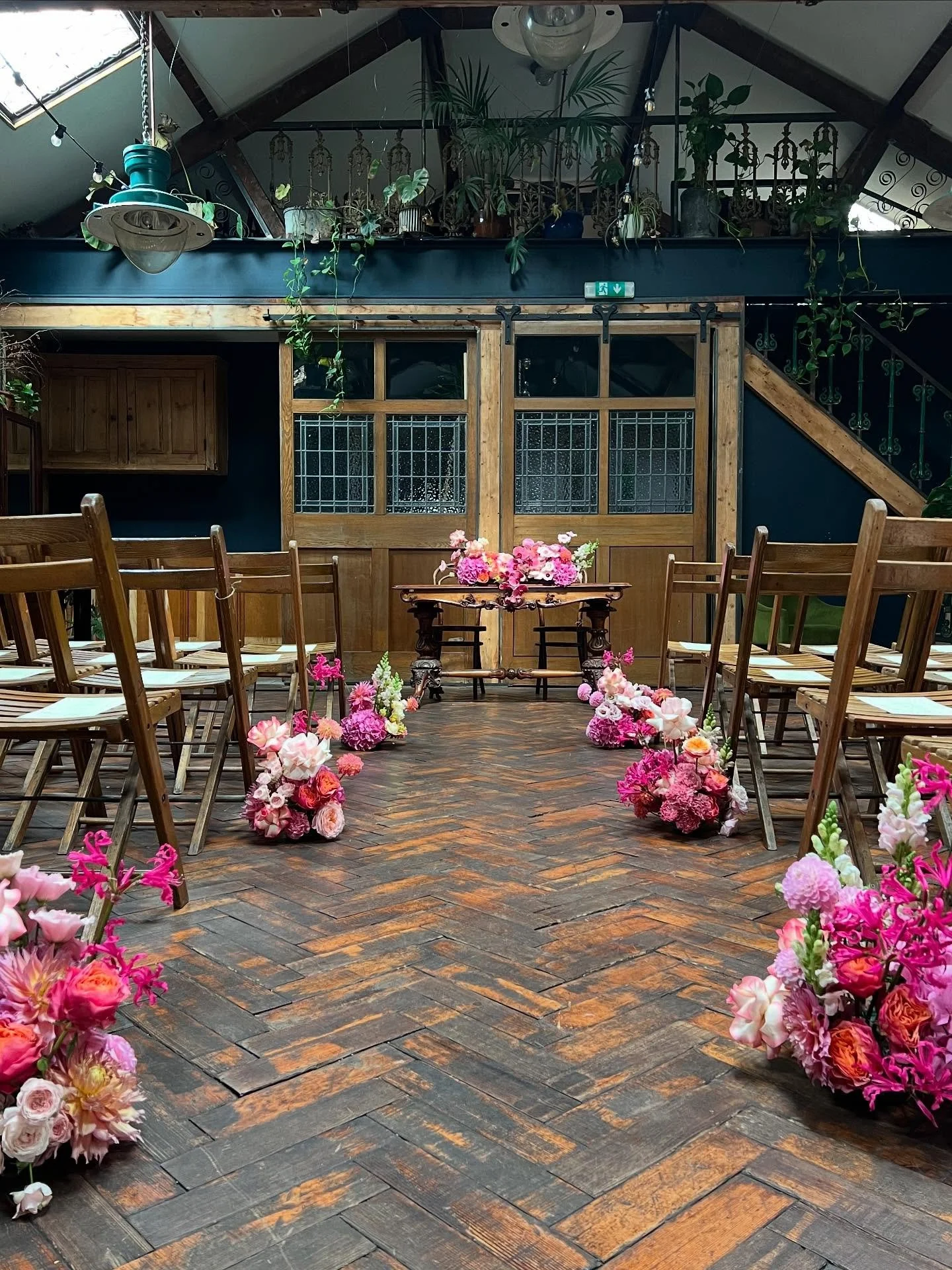 From ceremony to wedding breakfast at Clapton Country Club 🩷🧡 as you know by now, we love to help you make the most of your flowers throughout your wedding day! 

If you wanna chat, get in touch! Hello@honeybunchldnflowers.co.uk 

#claptoncountrycl
