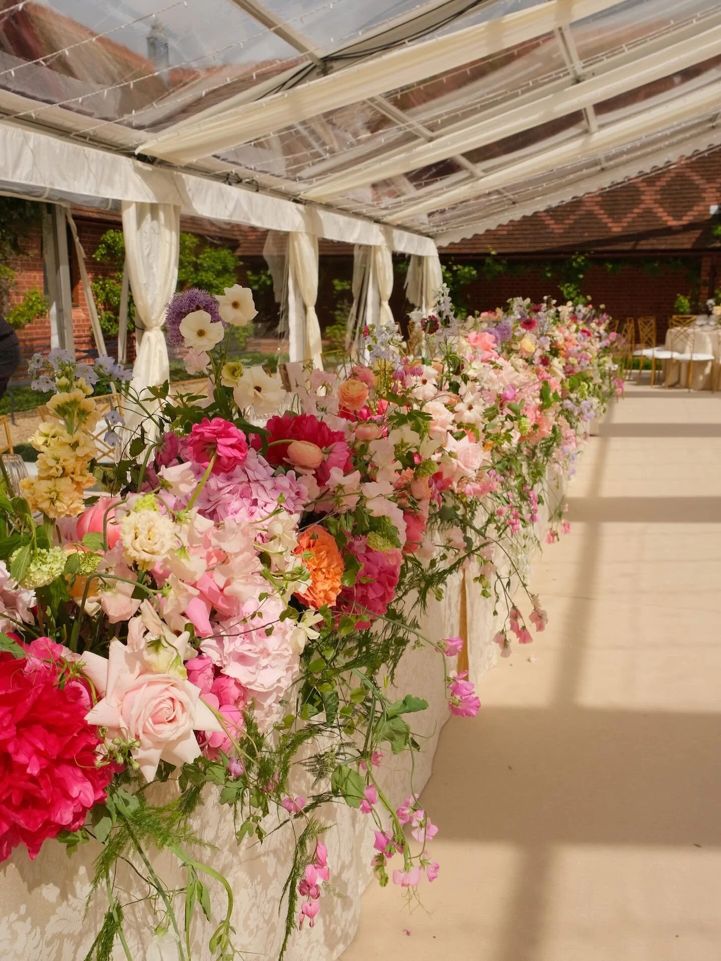 This year, we&rsquo;ve seen a shift and our couples are turning the top table into THE MOMENT ❤️

Whether it&rsquo;s a romantic sweetheart table or the whole family gathered together, the top table has become the perfect opportunity for a floral stat