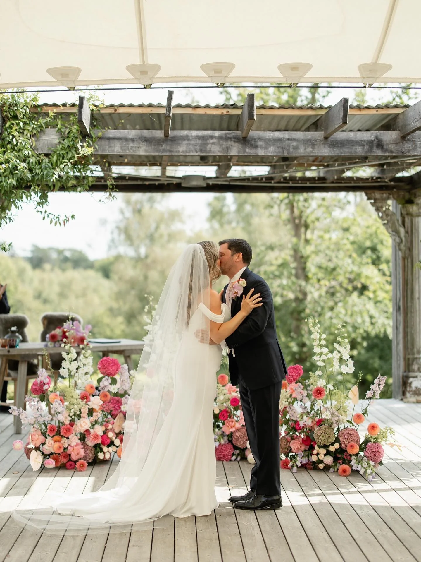 Kathryn &amp; James 💕 

Forever dreaming of this one with the best couple and the best group of suppliers! 💫

Photographer @lottietoppingphoto
Venue @thebeacon_tw
Hair and make up @laurengarfittmakeup
Dress @suzanneneville via @missbushbridal
cake 
