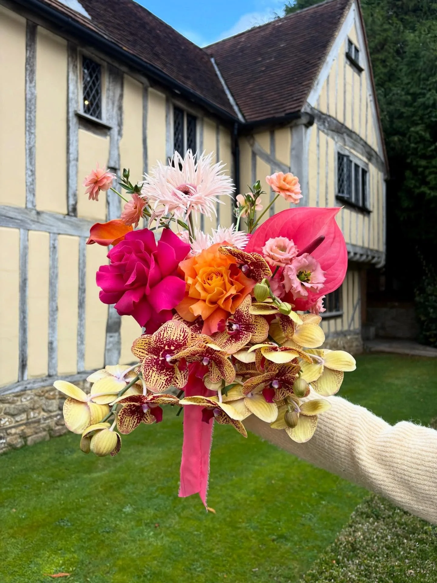 Layers of orchids for our bride Daisy 🌼 

#bride #bridal #bridalbouquet #bridalbouquetdesign #bouqet #statementbouquet #flowers #wedding #florist #floristry