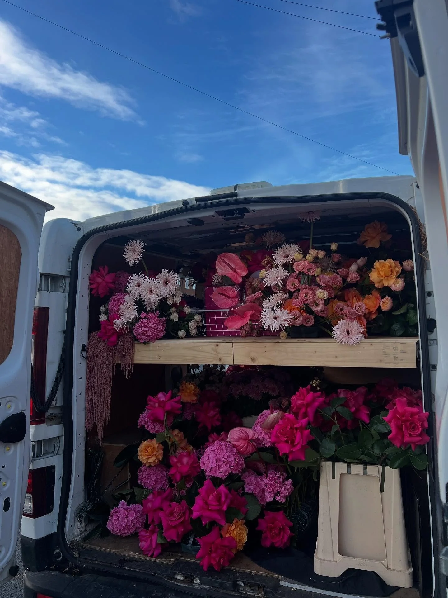 Hello October 🎃🍂
We&rsquo;ve been taking things slower this month and it&rsquo;s been VERY needed! 

1. Van ready and loads for Daisy &amp; Joe&rsquo;s wedding 
2. Another day in the studio soaking in the sun 
3. Reflexing moment in the van while e