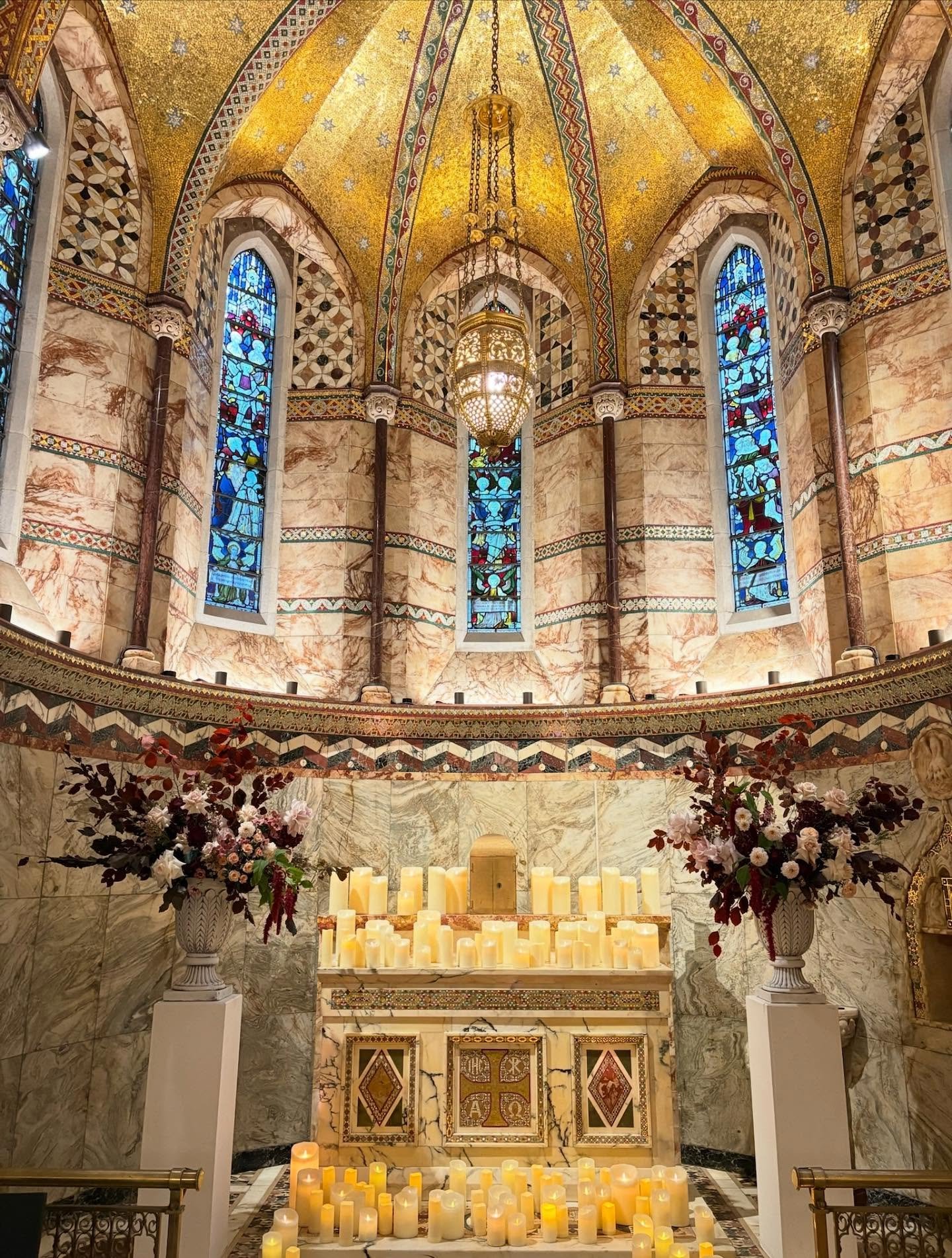 For S&amp;H at the icon @fitzroviachapel 🤍 dramatic statement urns to sit alongside the twinkling candles.

@fitzroviachapel may be one of the most romantic spots to say your vows! ✨💫 we can&rsquo;t wait to revisit! 

#wedding #weddingchapel #fitzr