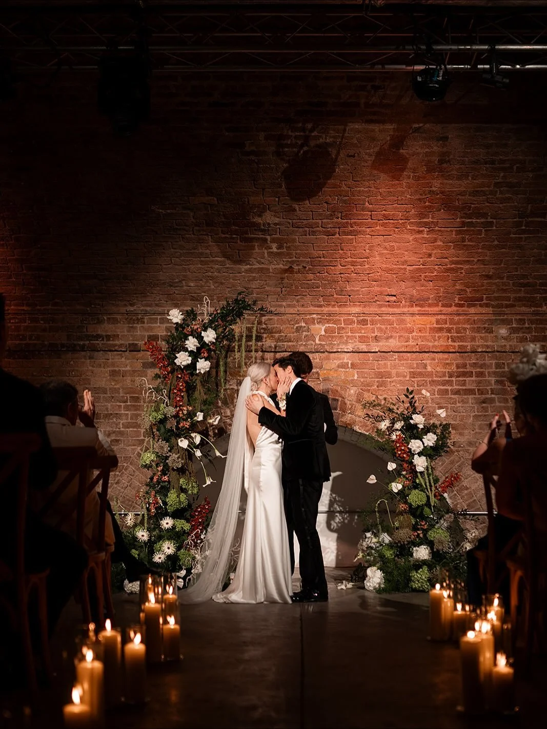 Wintery cosy and oh so romantic, this wedding is giving all the vibes and was our very first of 2025! 🤍💚

Captured by our faves @thismodernrevelry at @slvenues 

#wedding #weddingflowers #bride #bridalflowers #arch #brokenarch #ceremonyflowers #lon
