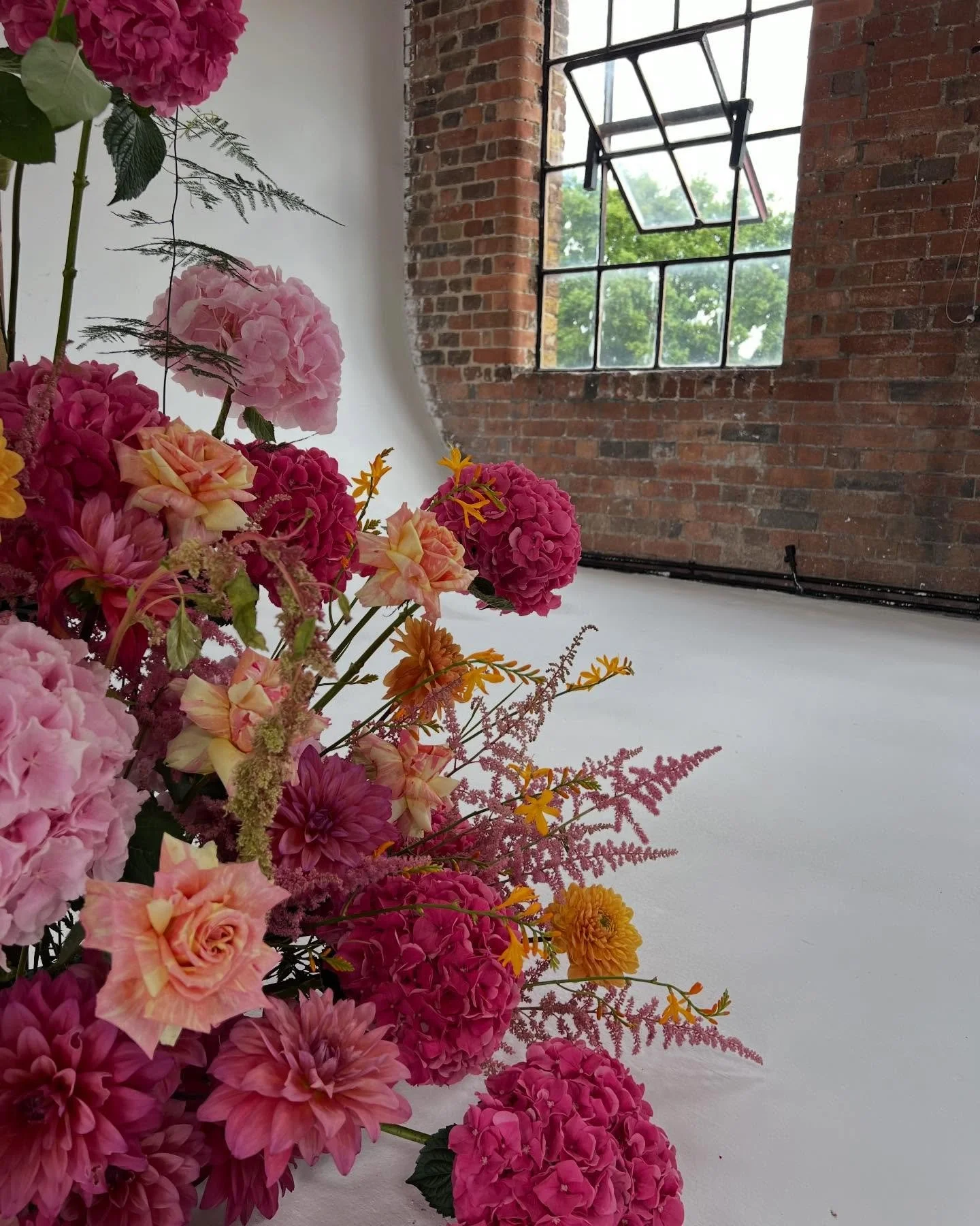 The last rodeo for Kate and Jac at @loftstudiosevents 💕🌸 statement backdrops for a statement couple! A palette of juicy pinks (their fave colour!) and warm oranges to make the space really pop!

#londonwedding #wedding #florist #floristry #londonfl