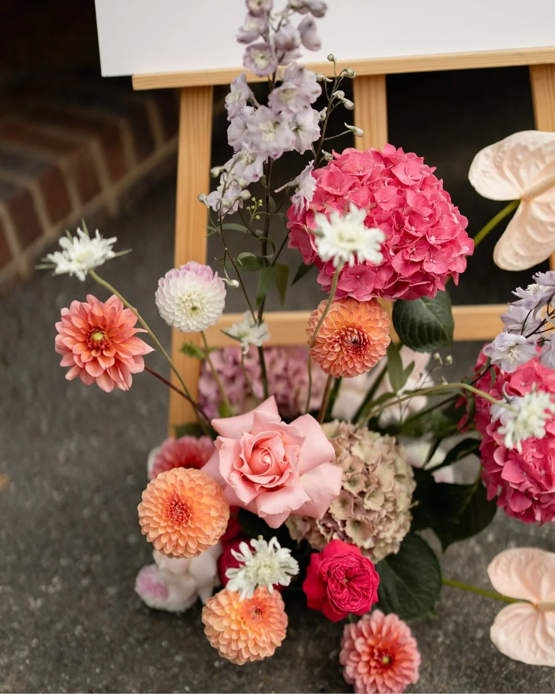 Wedding signage flowers might not be the first thing on your list when you come to planning your wedding flowers&hellip; but trust us, they make a serious impression! ❤️

They&rsquo;re one of the first things your guests see, setting the tone, introd