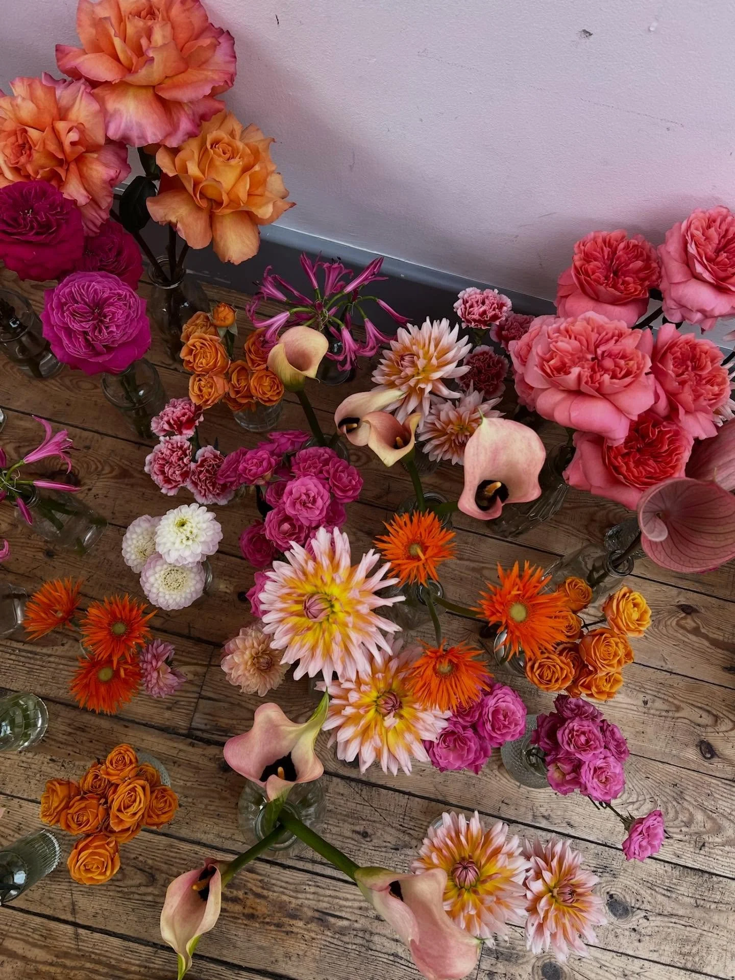 Pink &amp; orange&hellip; the ultimate Honey Bunch staple! 💖🧡 

One of our most-loved and most-requested colour palettes, bringing warmth, energy, and joy to every wedding.

Here&rsquo;s a look back at some of our favourite arrangements from the pa