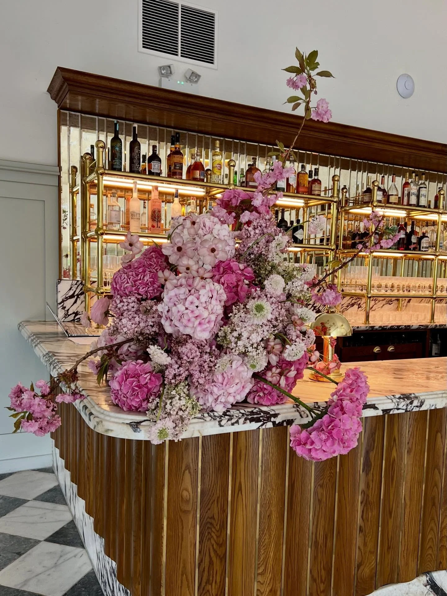 Turns out, the next best thing about going to the bar is getting to see this display up close and personal 🌸💓 

A statement moment created for L&amp;J&rsquo;s beautiful spring wedding at @limekilnsussex 

#wedding #springwedding #weddingflowers #fl