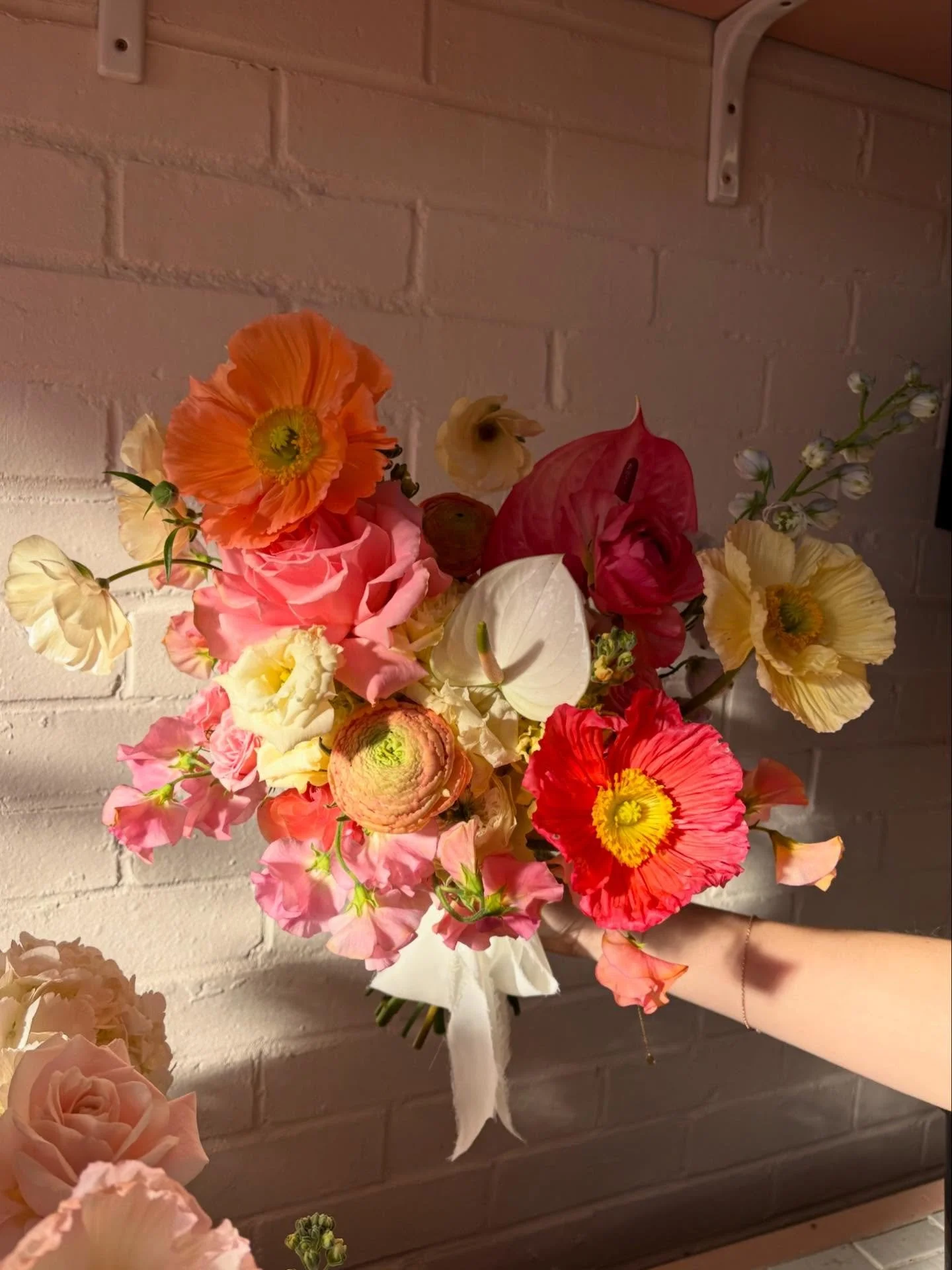 AD ✨ Back with a bang for our first wedding of the year! 🌼 Moments in the studio, packing up the van and getting to enjoying that 7am morning light! 

We are lucky enough to be collaborating with @mbvansuk and we got to drive their smoothhhhh as sil