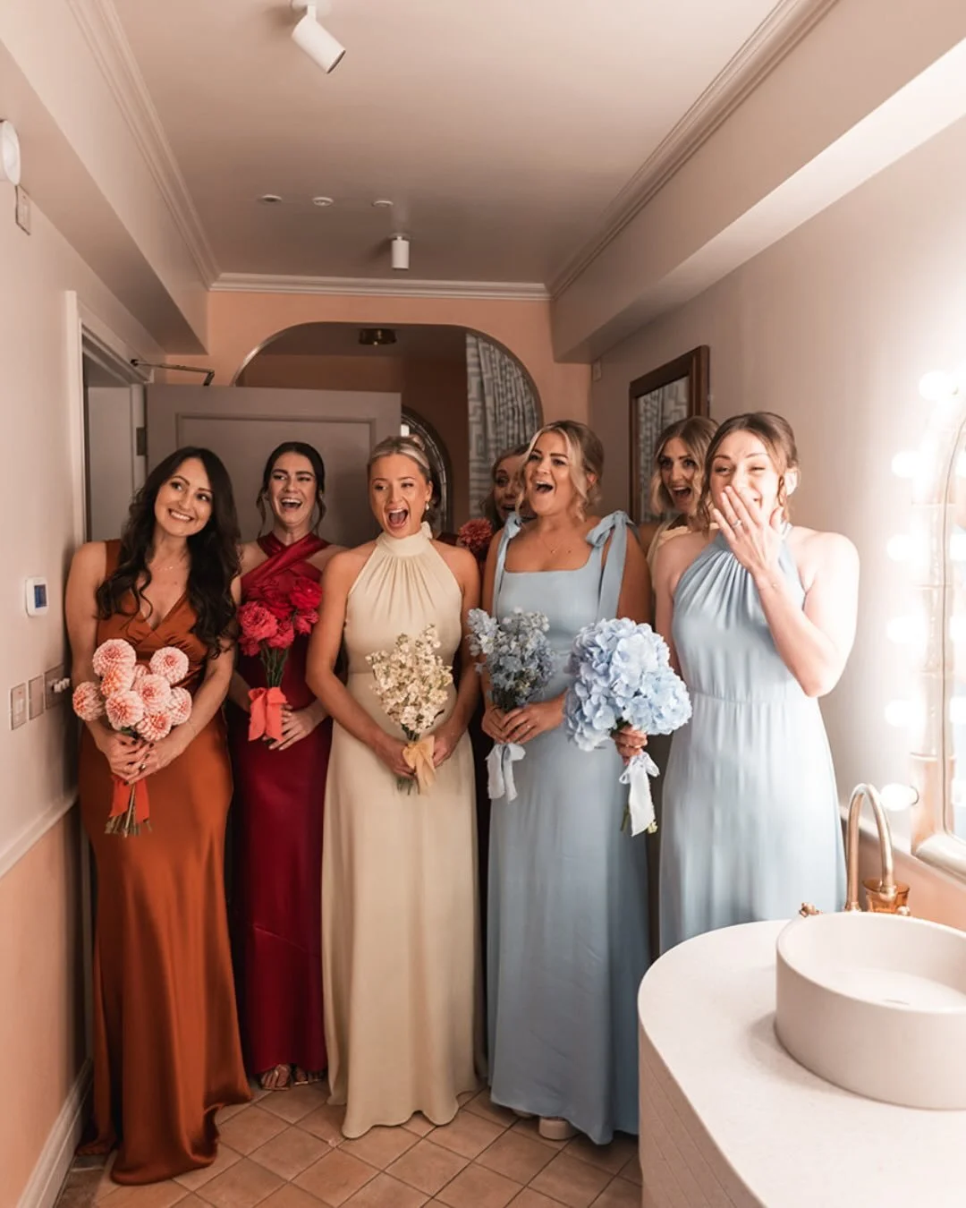 Single-variety bridesmaids bouquets have become one of our favourite design choices especially when you&rsquo;ve got a big gang by your side. Each maid carries one bloom en masse, creating impact, cohesion and a beautifully modern feel 🌷🌼🌹🌸🌻🌺

