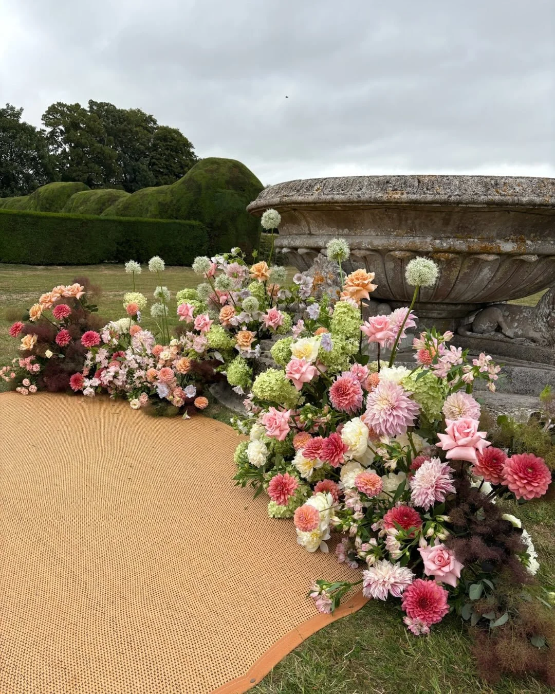 Grounded floral meadows will always have our heart 🩷🩷🩷 There&rsquo;s something special about the way they settle into a space, whether that&rsquo;s in an outside setting, framing the base of a top table, or weaving gently through an indoor setting