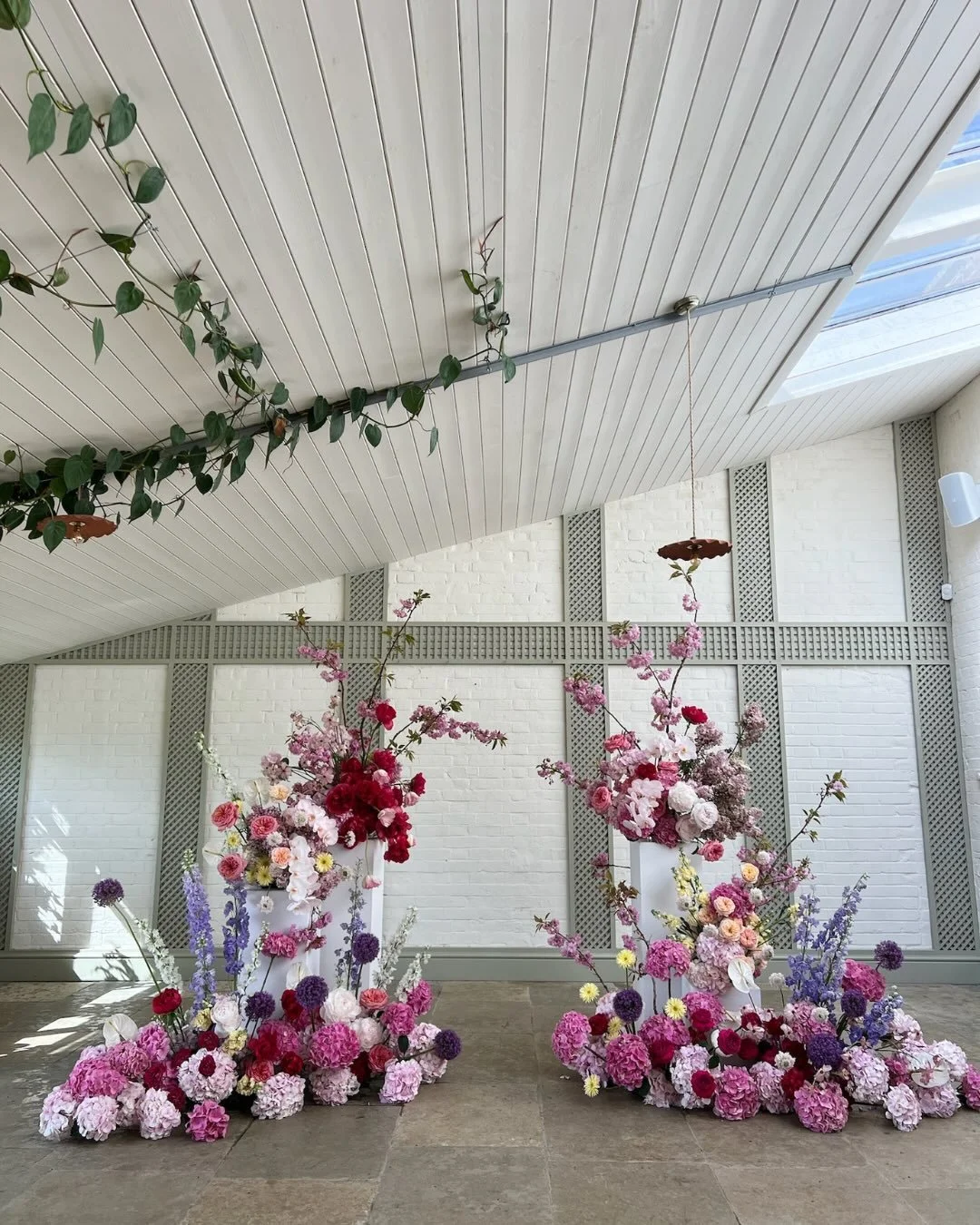 Last spring at @kinhousewiltshire 🌸✨

We created a statement plinth backdrop layered with the dreamiest, frilly, textural florals. An installation that absolutely screamed spring and one we will never forget. Colour was abundant, energy was high, an