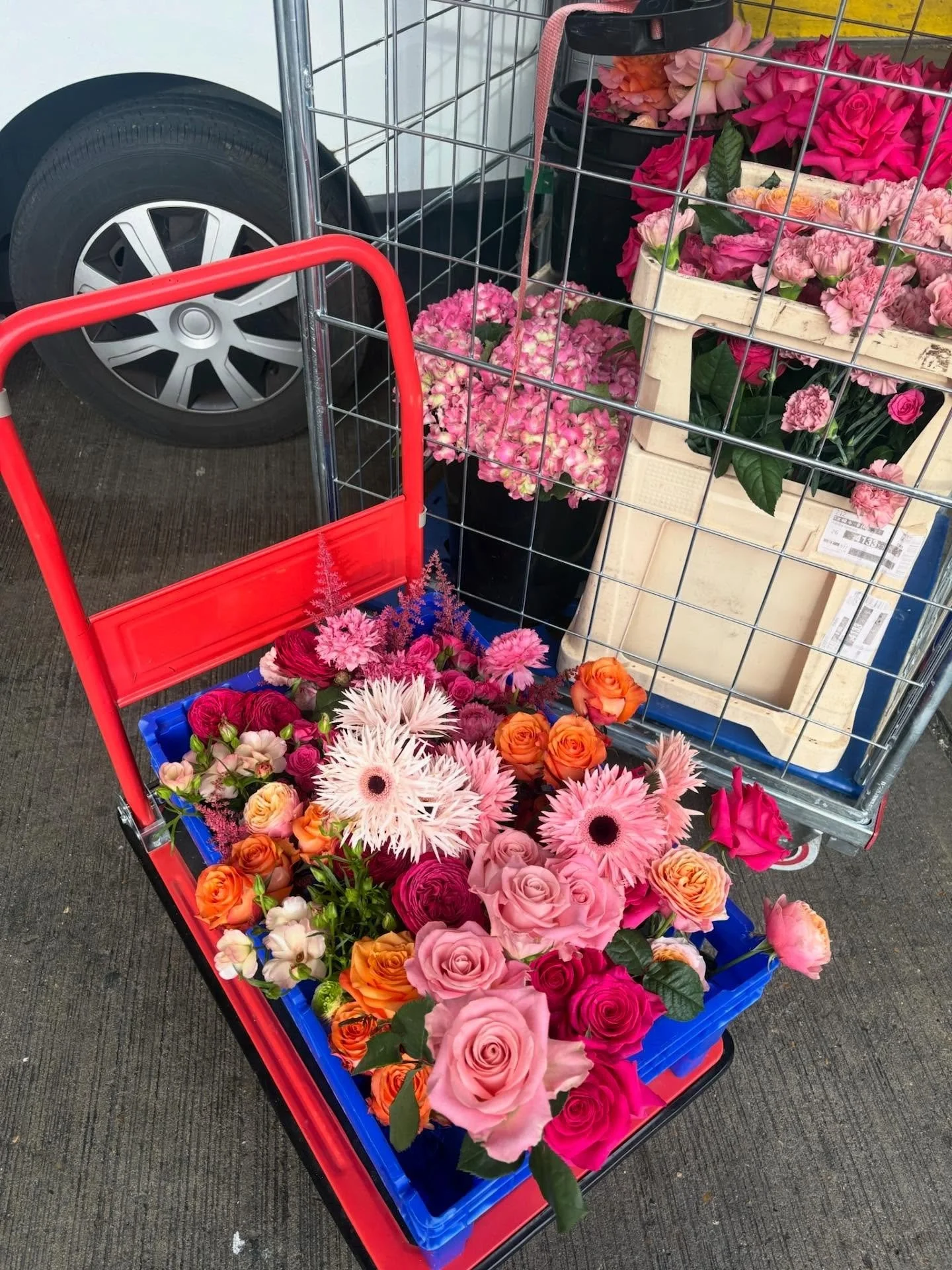 BTS moments at @londonkindred 🧡🩷 our lovely couple Jenna &amp; Owen wanted vibrant pops of pink tones and bright oranges to bring colour to the neutral space and left the rest of the designing up to us! It&rsquo;s always such a joy to get to work w