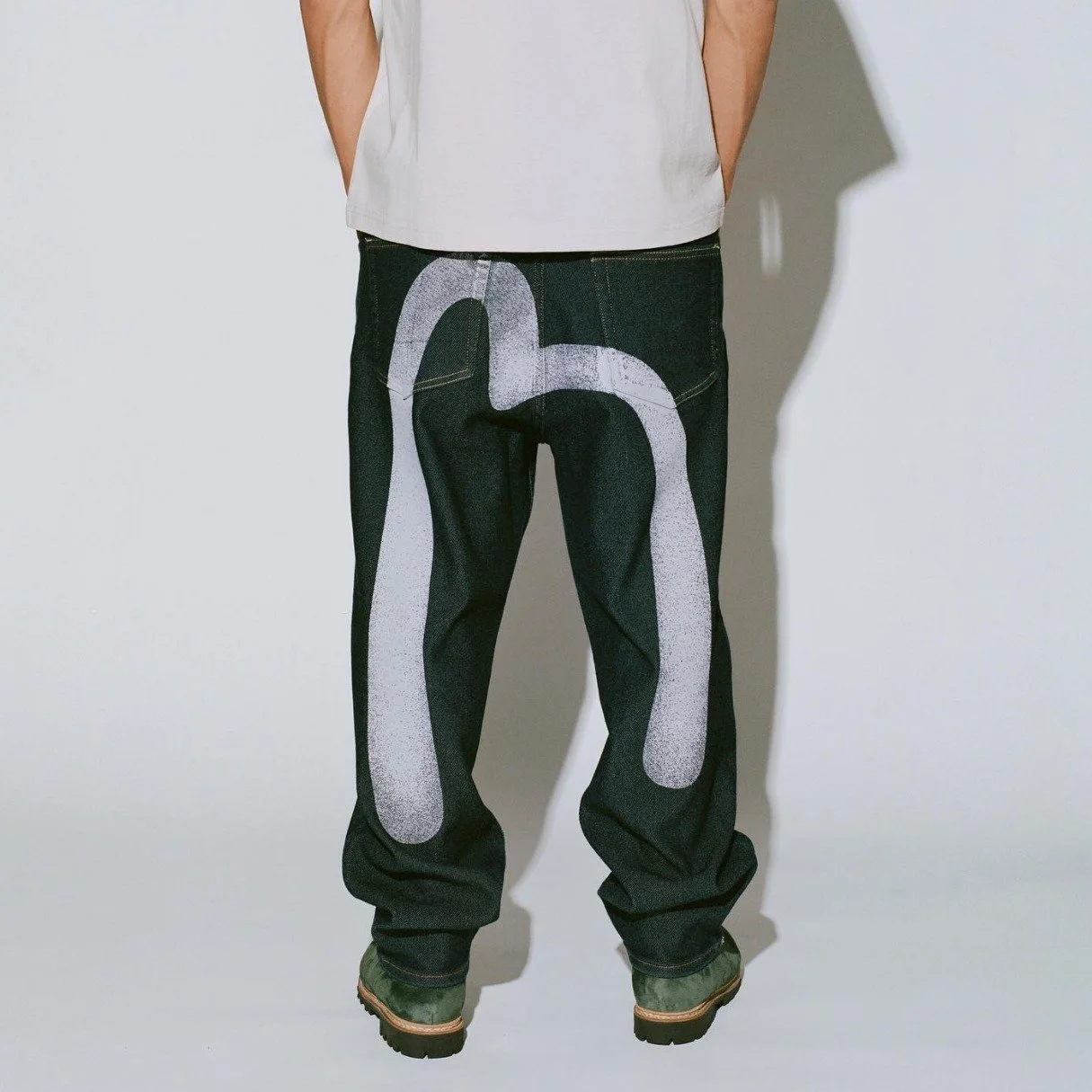 Evisu, marchio giapponese fondato nel 1991 da Hidehiko Yamane, &egrave; rinomato per il suo denim di alta qualit&agrave; e per il logo del gabbiano dipinto a mano. Celebre per la sua capacit&agrave; di unire autenticit&agrave; e design audace, Evisu 