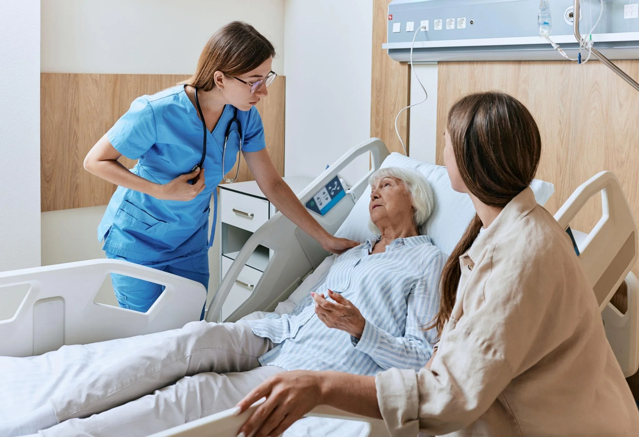 Nurse doing a focused assessment.jpeg