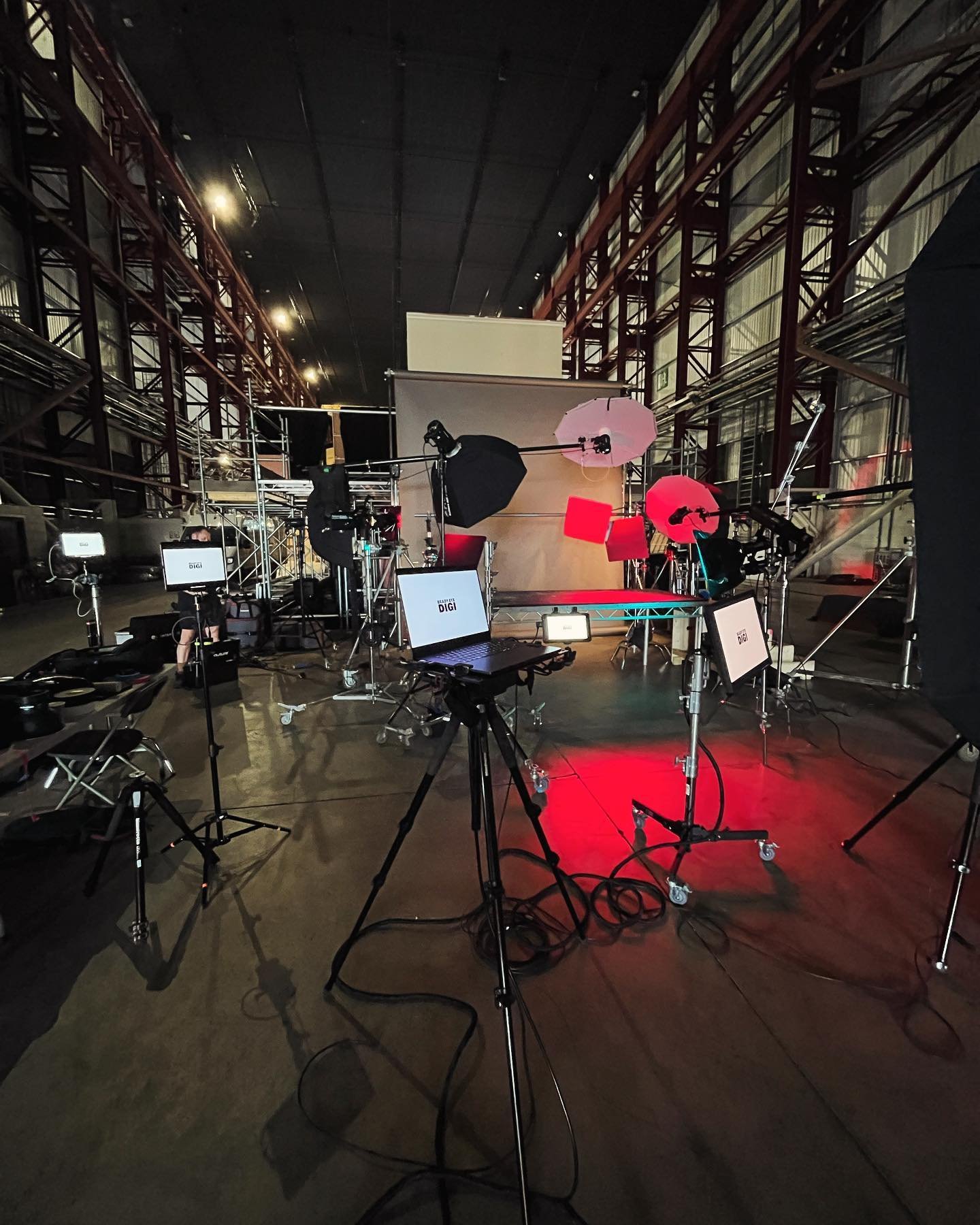 Nimble digi setup. Multiple monitors including wirelessly transmitted and multiple iPads.
.
.
#digitaloperator #digitech #digiop #digitaltech #photoassistant #famousbtsmag #digitalcapture