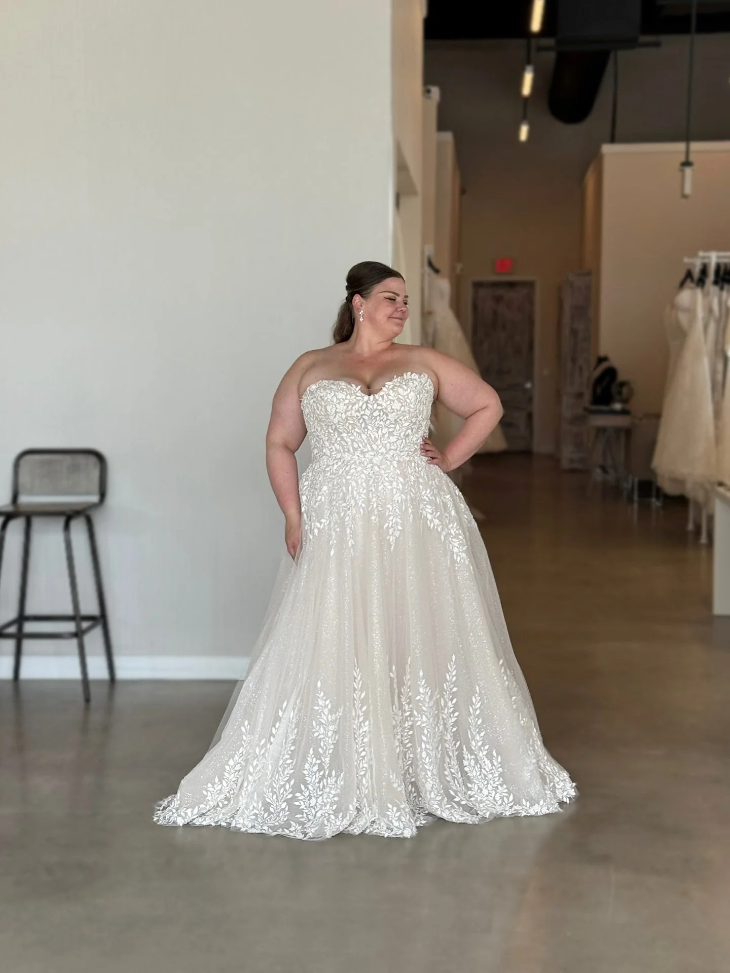 A sparkle so good, you can even see it in photos! ✨ Love this classic strapless, sweetheart neckline combined with a dramatic lace hem detail 👏