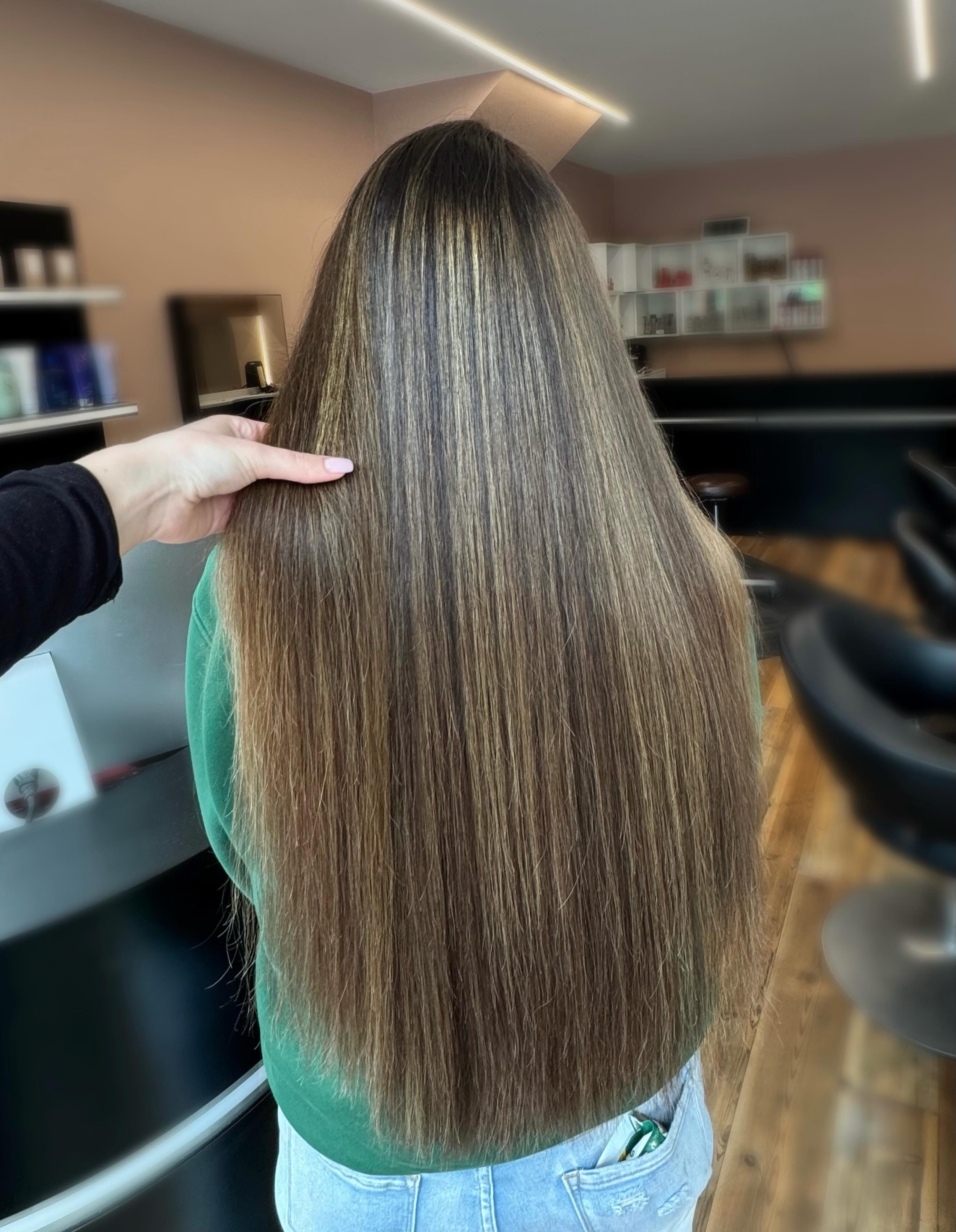 Brunette balayage with the perfect touch of gold 🤎✨ 

Created by our stylist Bethany 💗
📞 01689898909 now to book!
