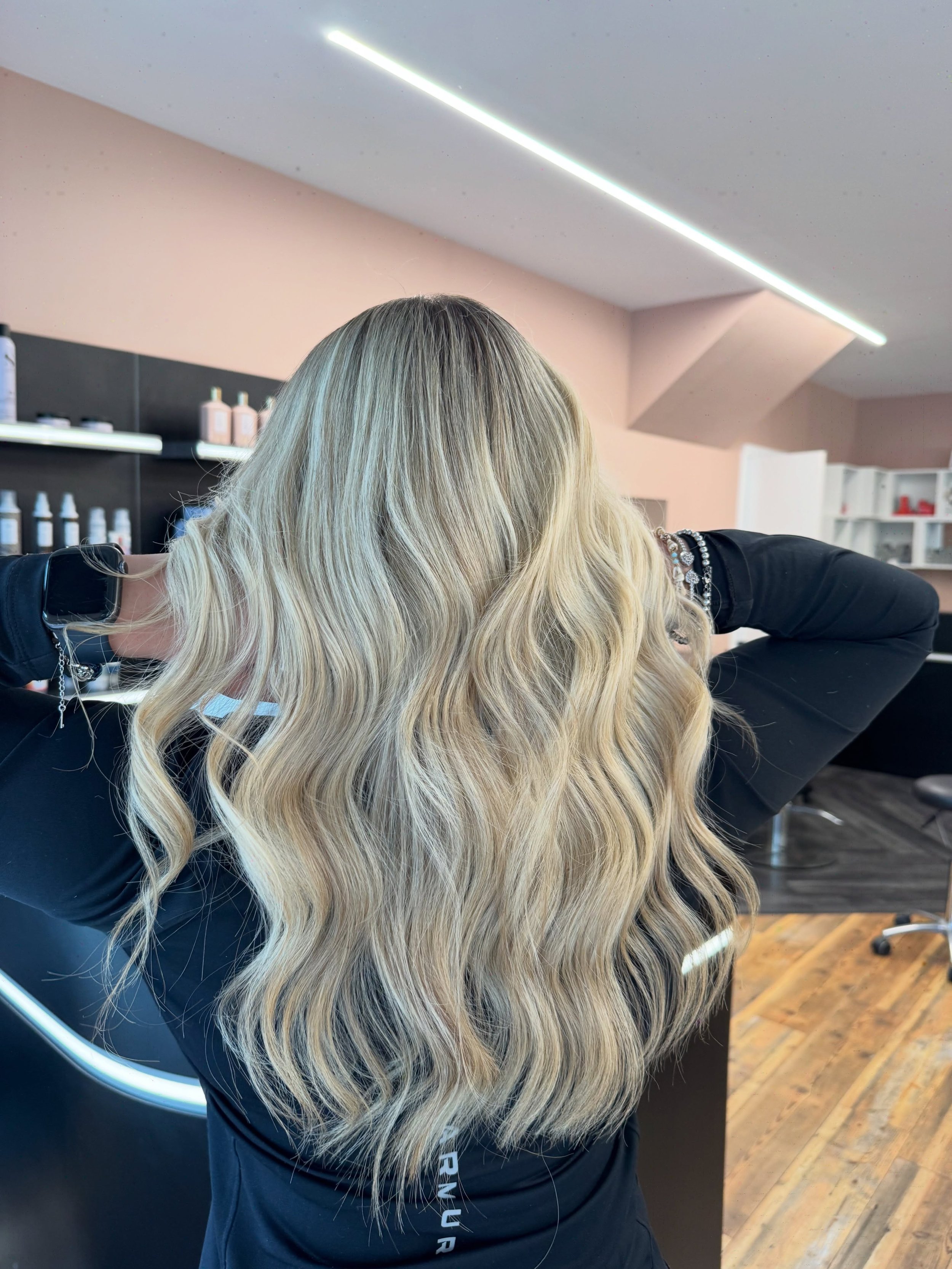 Champagne blonde and soft waves&hellip; basically a love letter to good hair days ✨🥂
Created By Our Graduate Stylist Lillie🩷
#pettswood #blonde #orpington #london