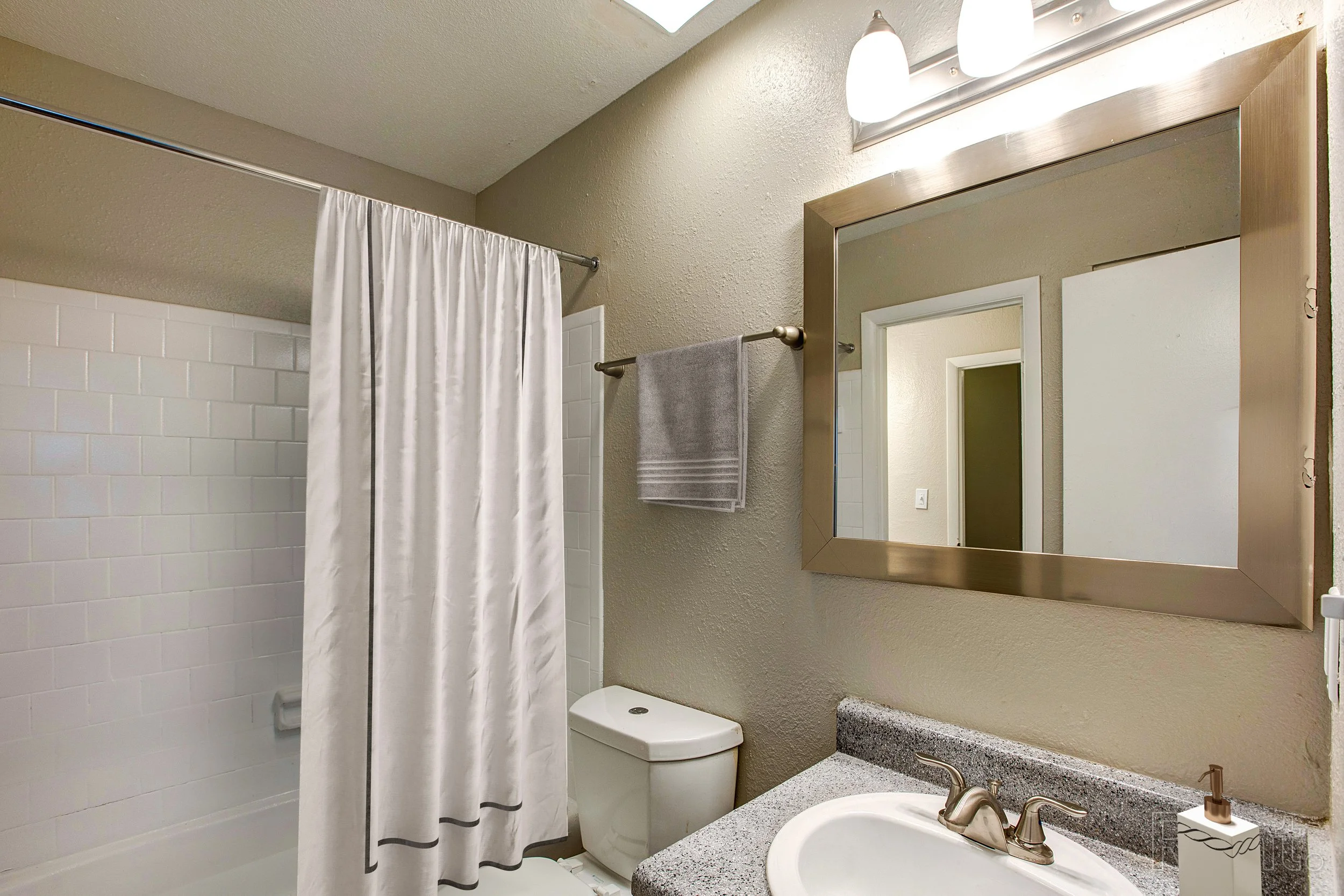 20395_hdp_rockwellpointe_int_flpn1_bth2_1.jpg