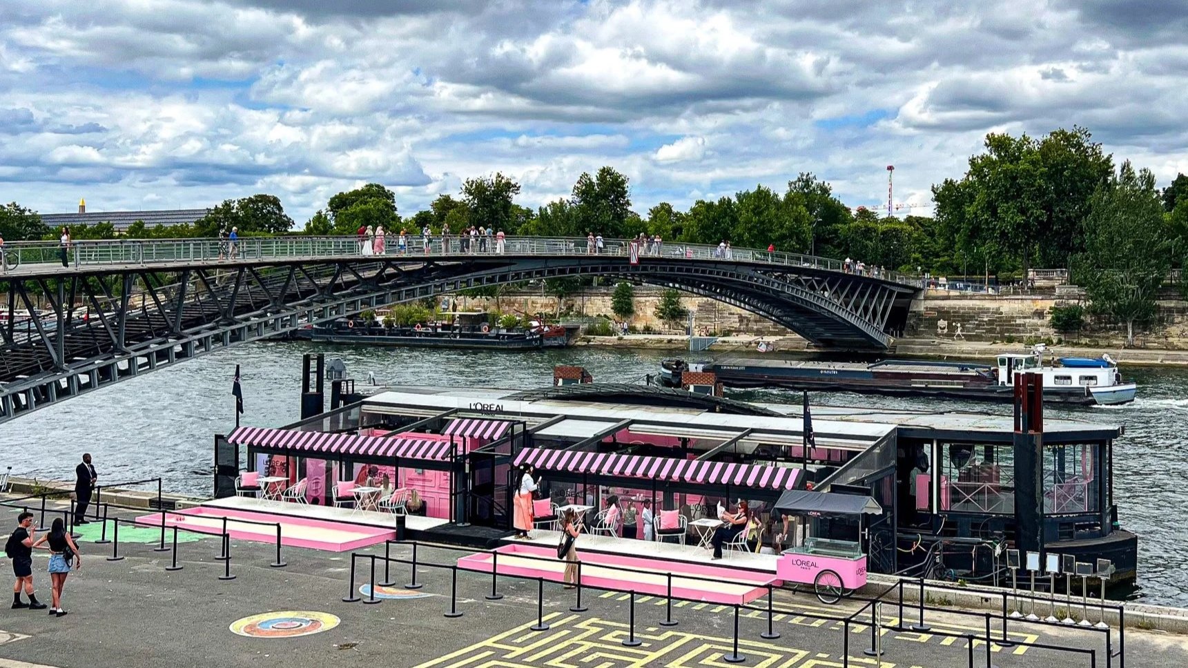 1179393-la-terrasse-parisienne-le-pop-up-gratuit-et-experientiel-du-geant-de-la-beaute-sur-une-peniche-image00008.jpg