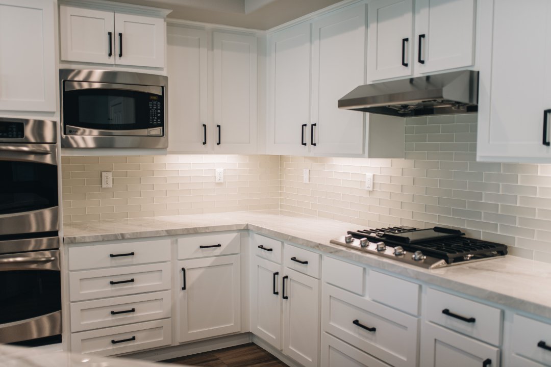 Same layout, completely different energy.👏

This kitchen went from dark and dated to bright, clean, and effortlessly modern.

New cabinets, sleek hardware, and a timeless backsplash gave this space a whole new life.

A fresh palette = a fresh perspe