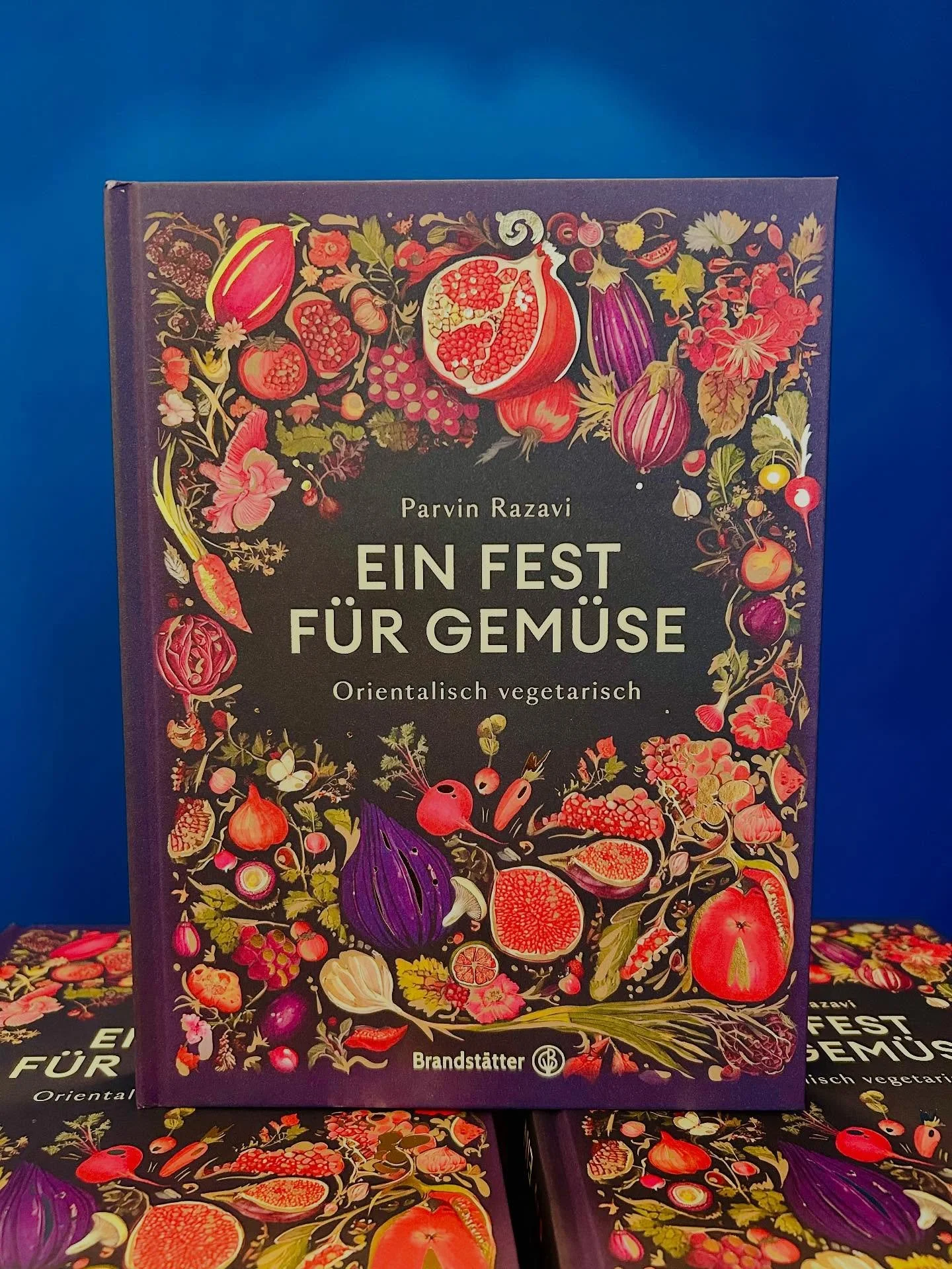 Nicht nur &bdquo;ein Fest f&uuml;r Gem&uuml;se&ldquo;, das neue Kochbuch unserer Expertin Parvin Razavi @__parvin__razavi__ ist auch ein Fest f&uuml;r die Augen. 
Parvin sagt dazu: &bdquo;Mein neues Kochbuch enth&auml;lt ausschlie&szlig;lich meine ei