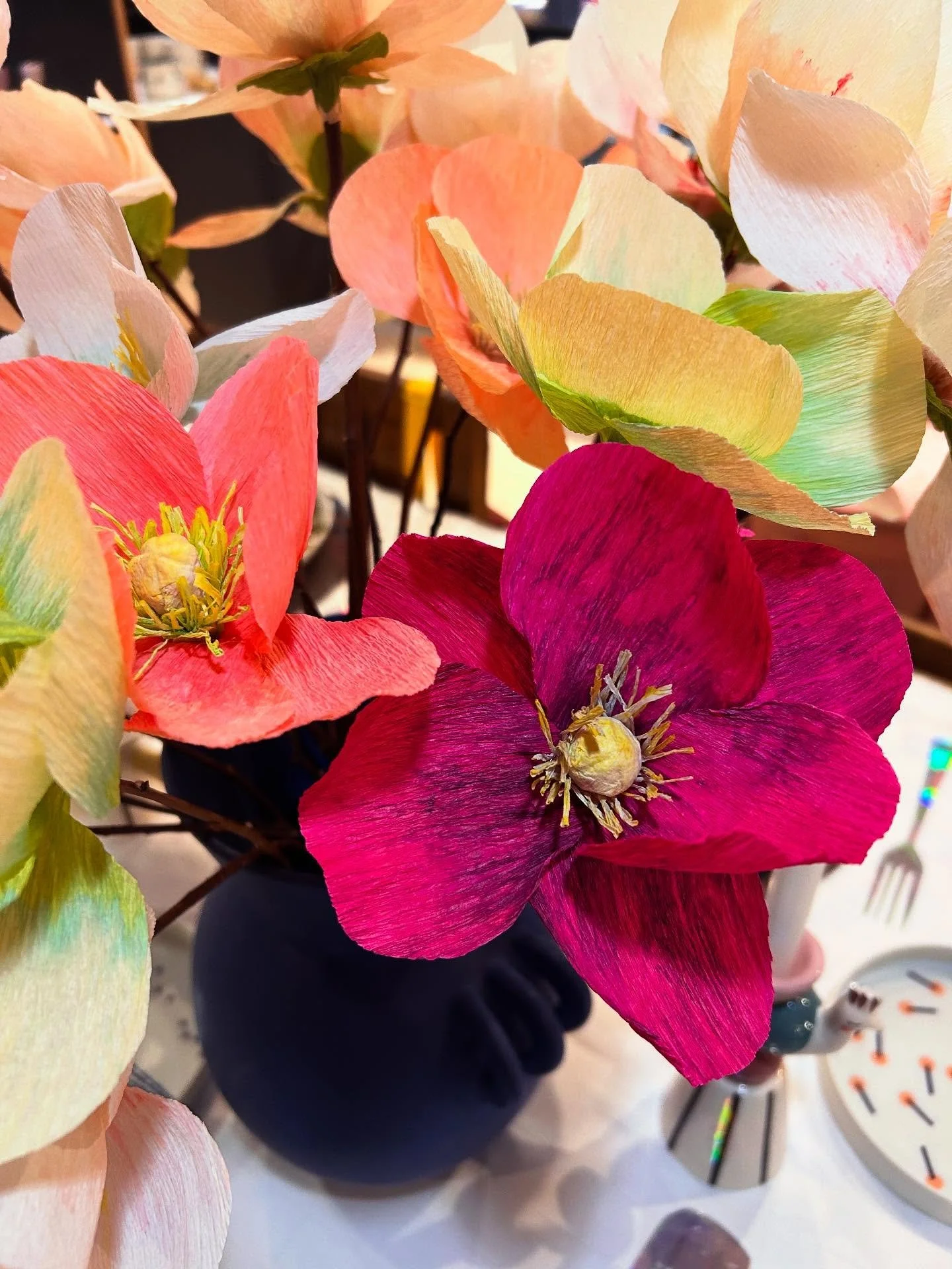 GASTgeschenk! Die nachhaltigen und fr&ouml;hlichen Papierblumen der franz&ouml;sischen K&uuml;nstlerin @delphine_leger_wien @la_petite_galerie_wien sind bei @musette.shop frisch geliefert worden.
Delphine bietet auch Workshops an, um die selber mache