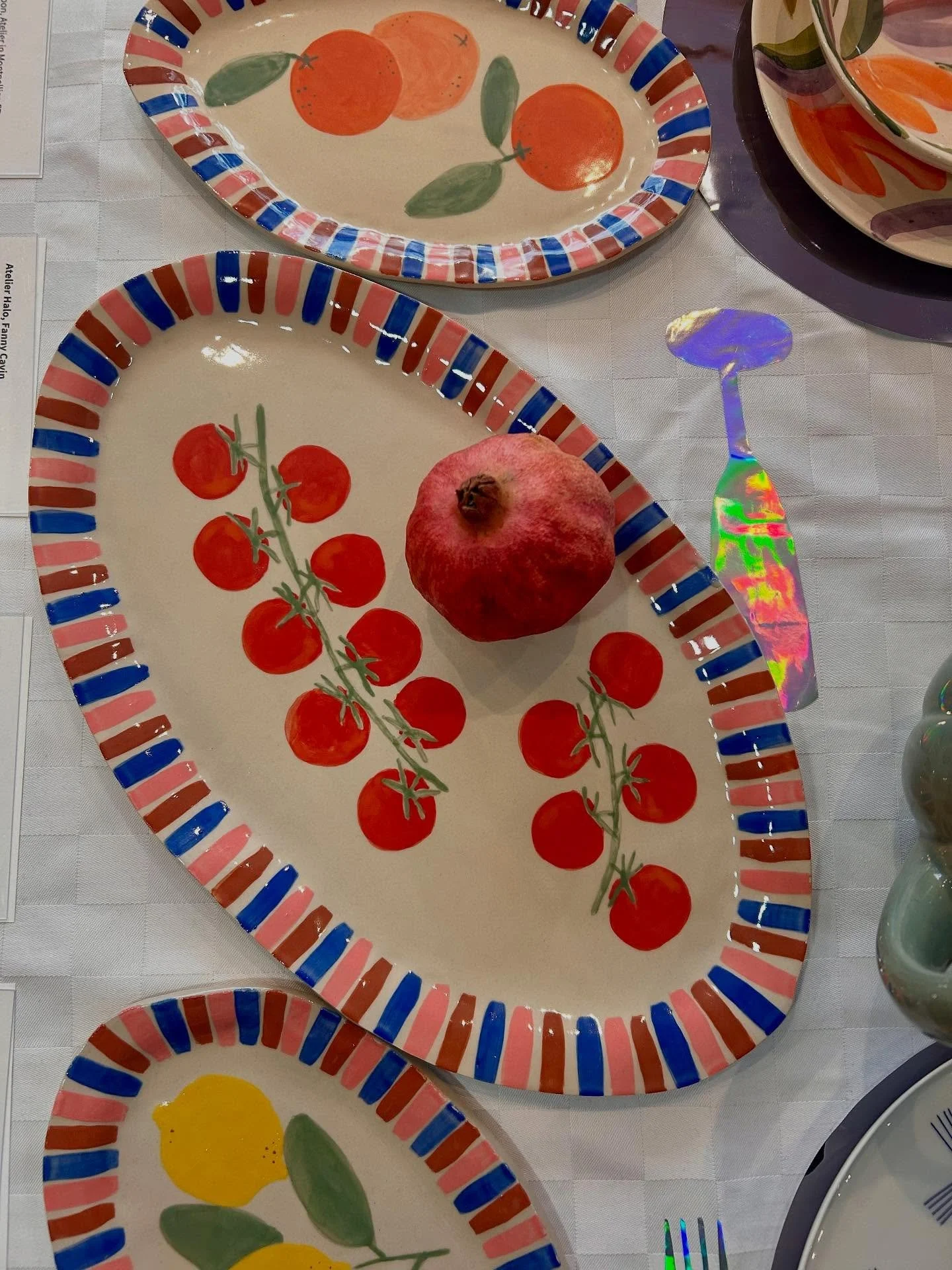 Essen teilen macht Freude in dem Geschirr von Pivoine &amp; Ricotta, finde ich.
Jedes St&uuml;ck, in ihrem Pariser Atelier von Hand geformt und bemalt, l&auml;dt dazu ein, ein wenig Poesie in den Alltag einziehen zu lassen und das zu feiern, was den 