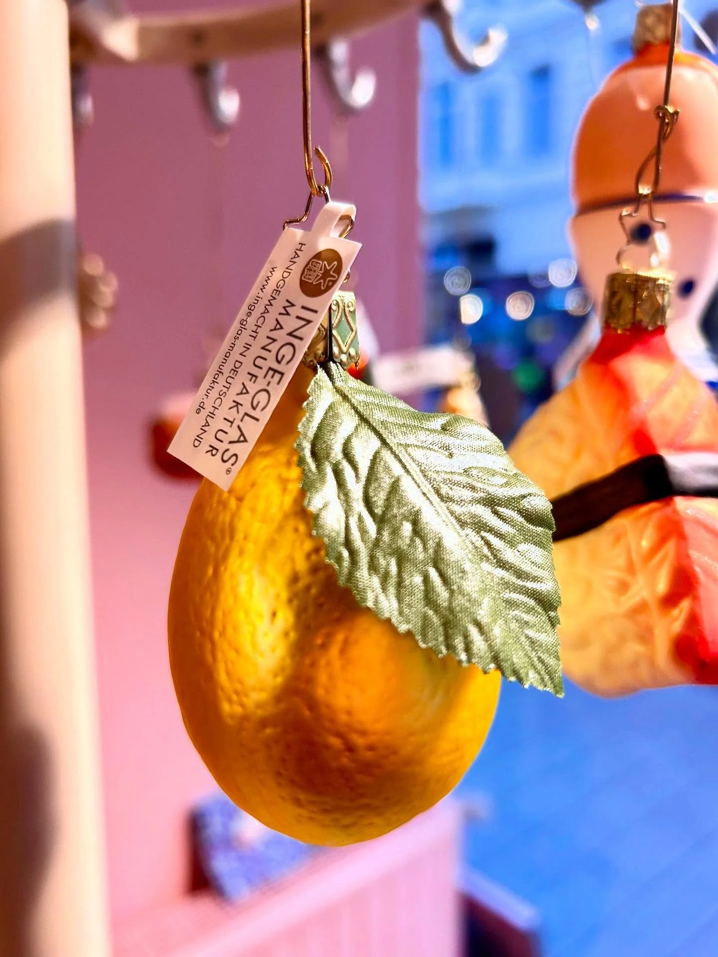 Zum Anbei&szlig;en sch&ouml;n!
Christbaum Ornamente der INGE-GLAS&reg; MANUFAKTUR. Alle Ornamente werden nach alter Handwerkskunst mundgeblasen. Alles Fig&uuml;rliche wird mit viel Fingerspitzengef&uuml;hl das gleichm&auml;&szlig;ig erhitzte Glas in 