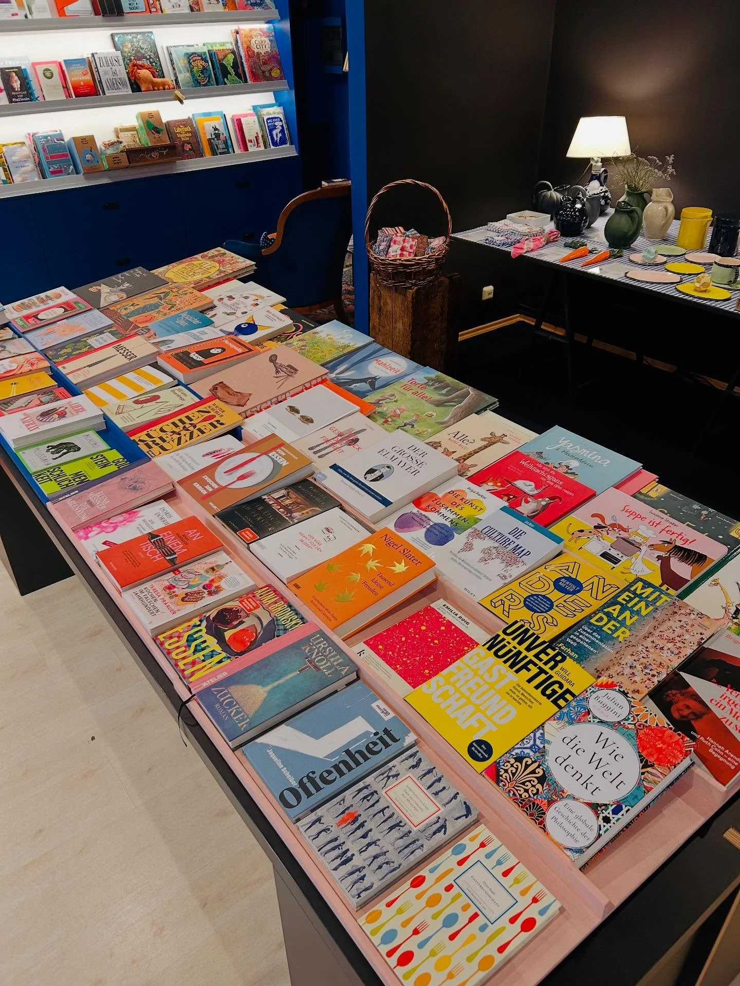 Zur Zeit bei @musette.shop geht es um Gastfreundschaft aus der Perspektive unserer Gastkuratorin @__parvin__razavi__ 
Nur mehr bis am 10.01. Danach wechseln Thema, Expertin, B&uuml;cher und Objekte!