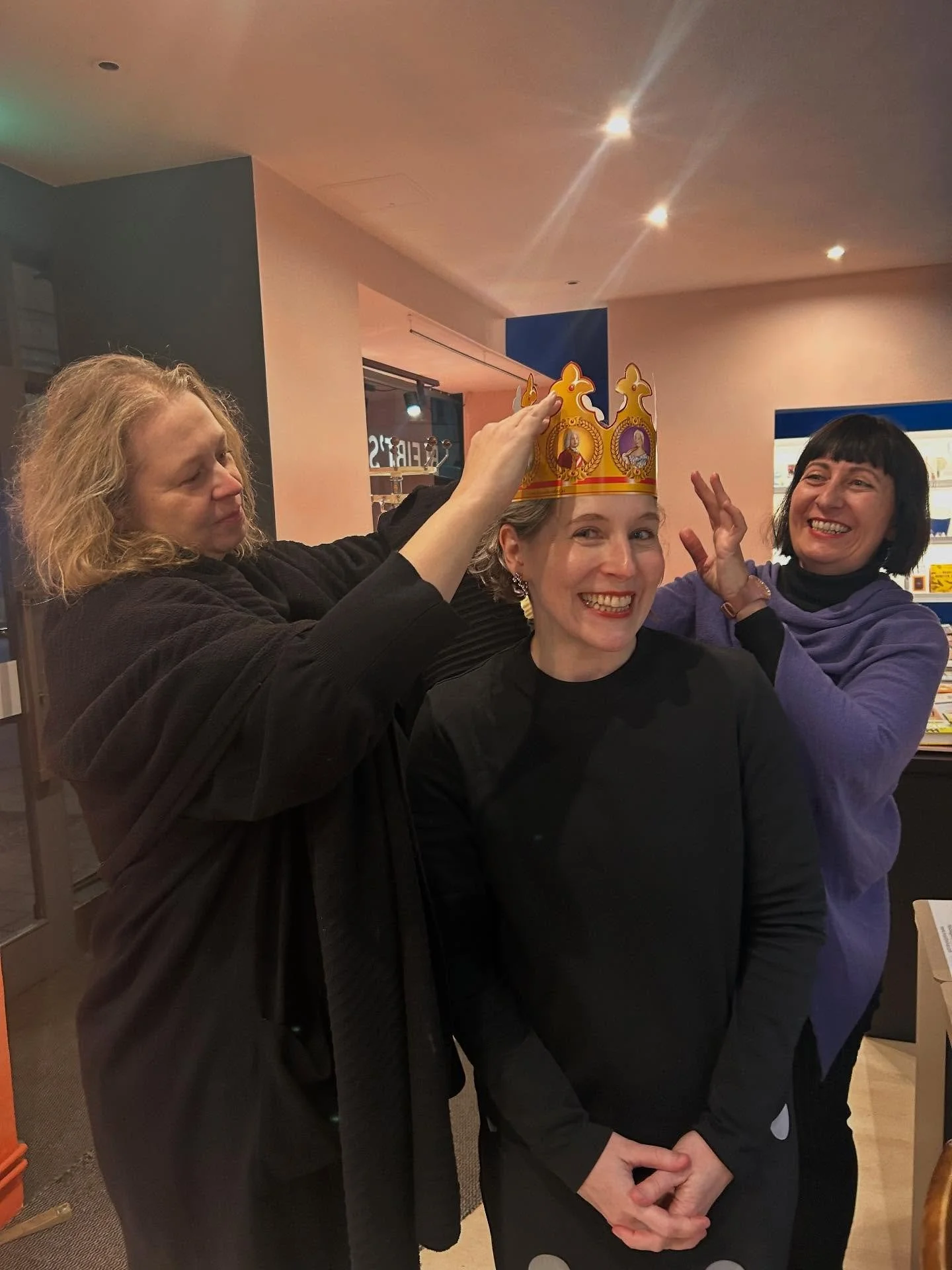 La galette des Rois ist eine franz&ouml;sische Tradition, die Freund*innen und Familie den ganzen Januar &uuml;ber zusammenbringt. Gestern haben wir mit drei Musette-Expertinnen den Jahresanfang mit einer Galette gefeiert. Es war eher eine &bdquo;gal