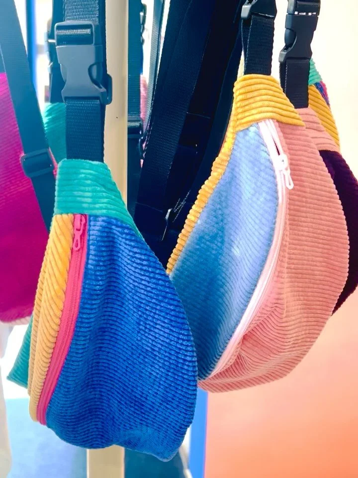 Eine Musette ist AUCH ein kleiner Beutel, der &uuml;ber der Schulter getragen wird, oft von Soldaten, Wanderern oder Radrennfahrern. Bei @musette.shop gibt es die musette von @pheeline_ . Ein Klassiker geworden.