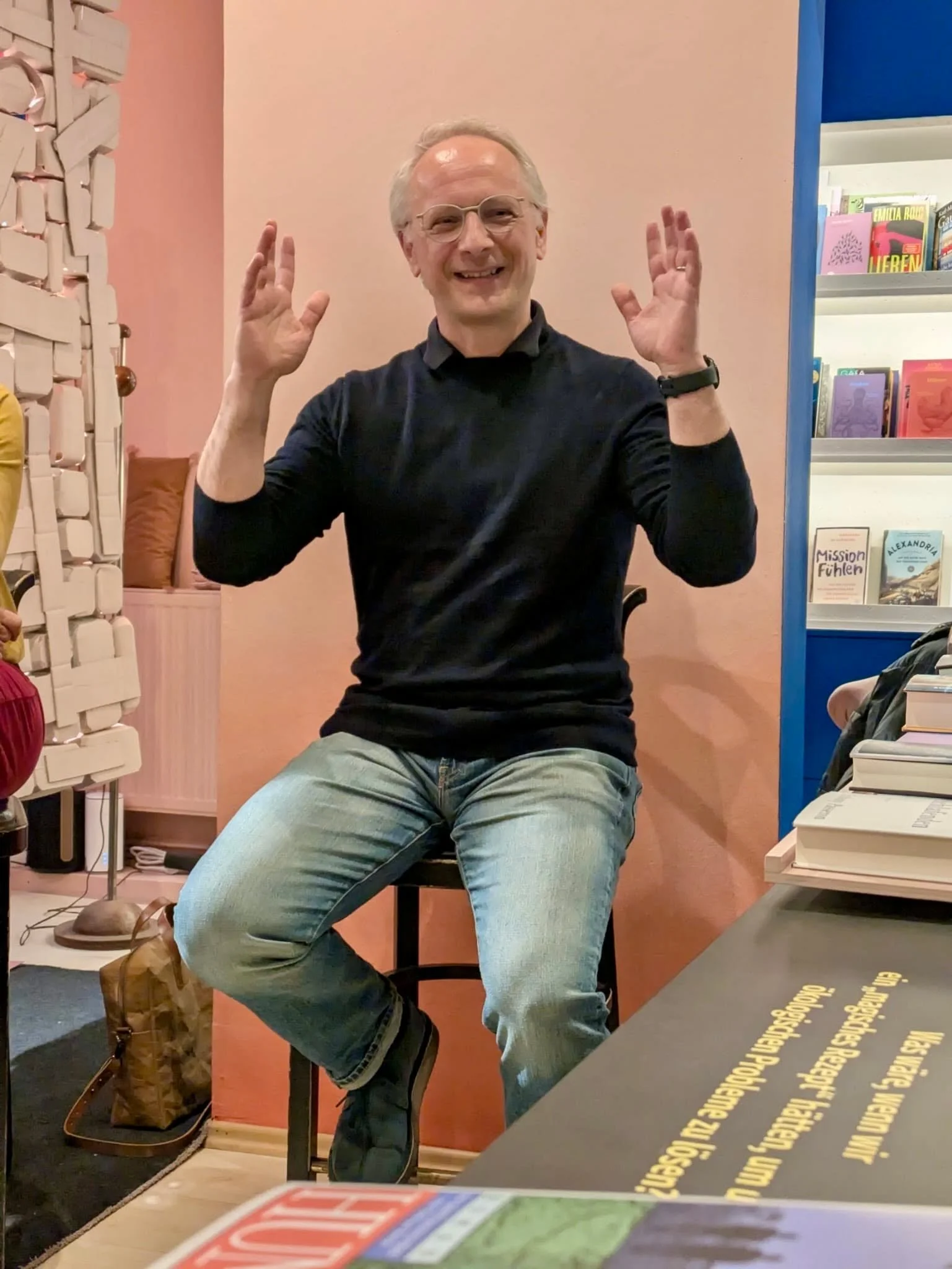 Gestern h&auml;tte Florian Aigner sein neues Buch "Die Wirklichkeit ist auch nicht wahr" bei musette shop vorgestellt, aber es gab aus gesundheitlichen Gr&uuml;nden eine Programm&auml;nderung. @aignerscience  kommt aber wieder! Gute Besseru