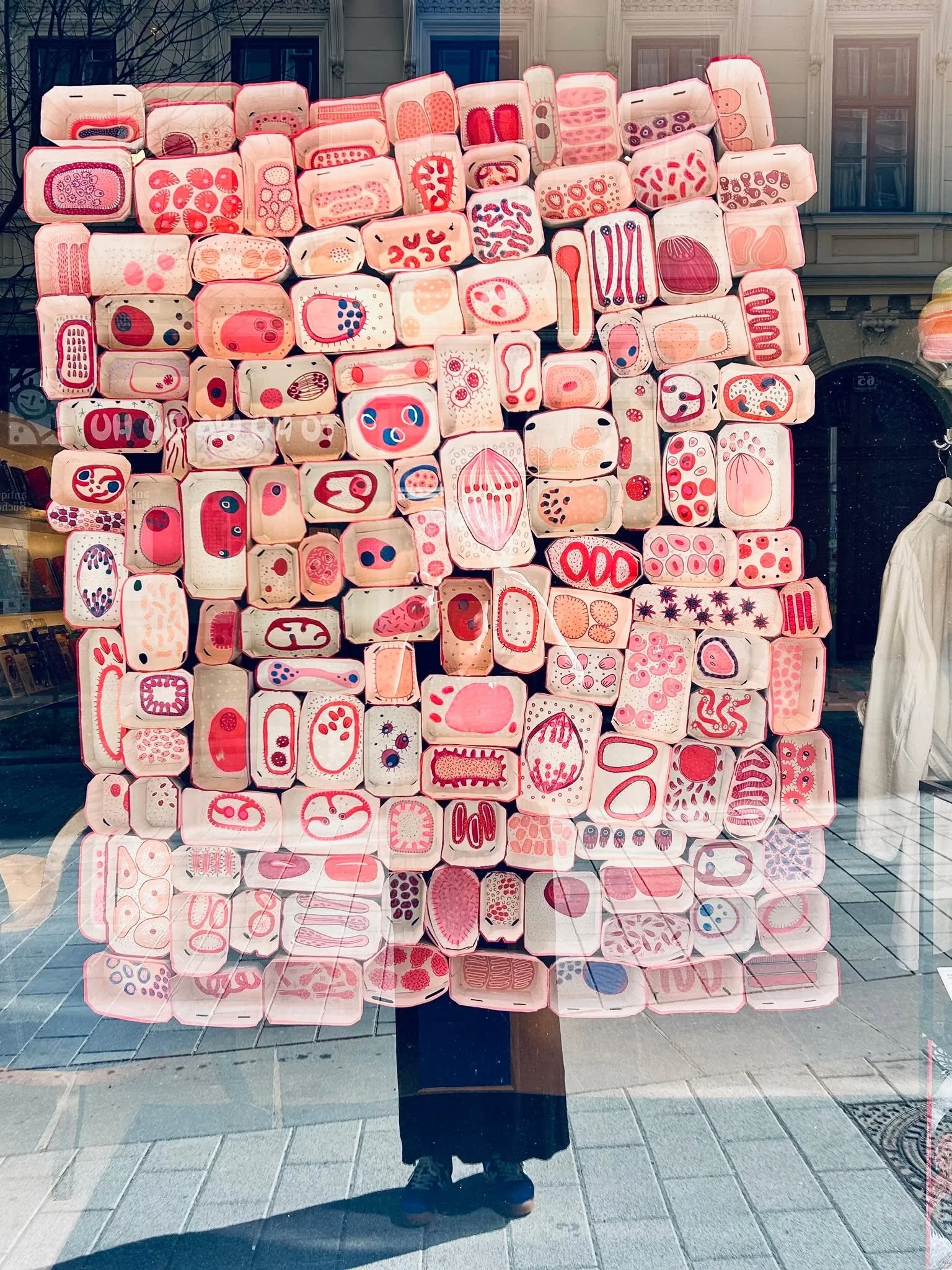 "Supermarktzellen" ist der Titel des Kunstwerks von Delphine L&eacute;ger @delphine_leger_wien , das w&auml;hrend der gesamten Zeit des aktuellen Themas &bdquo;Staunen in der Wissenschaft&ldquo; in der Auslage des musette shop zu sehen war.