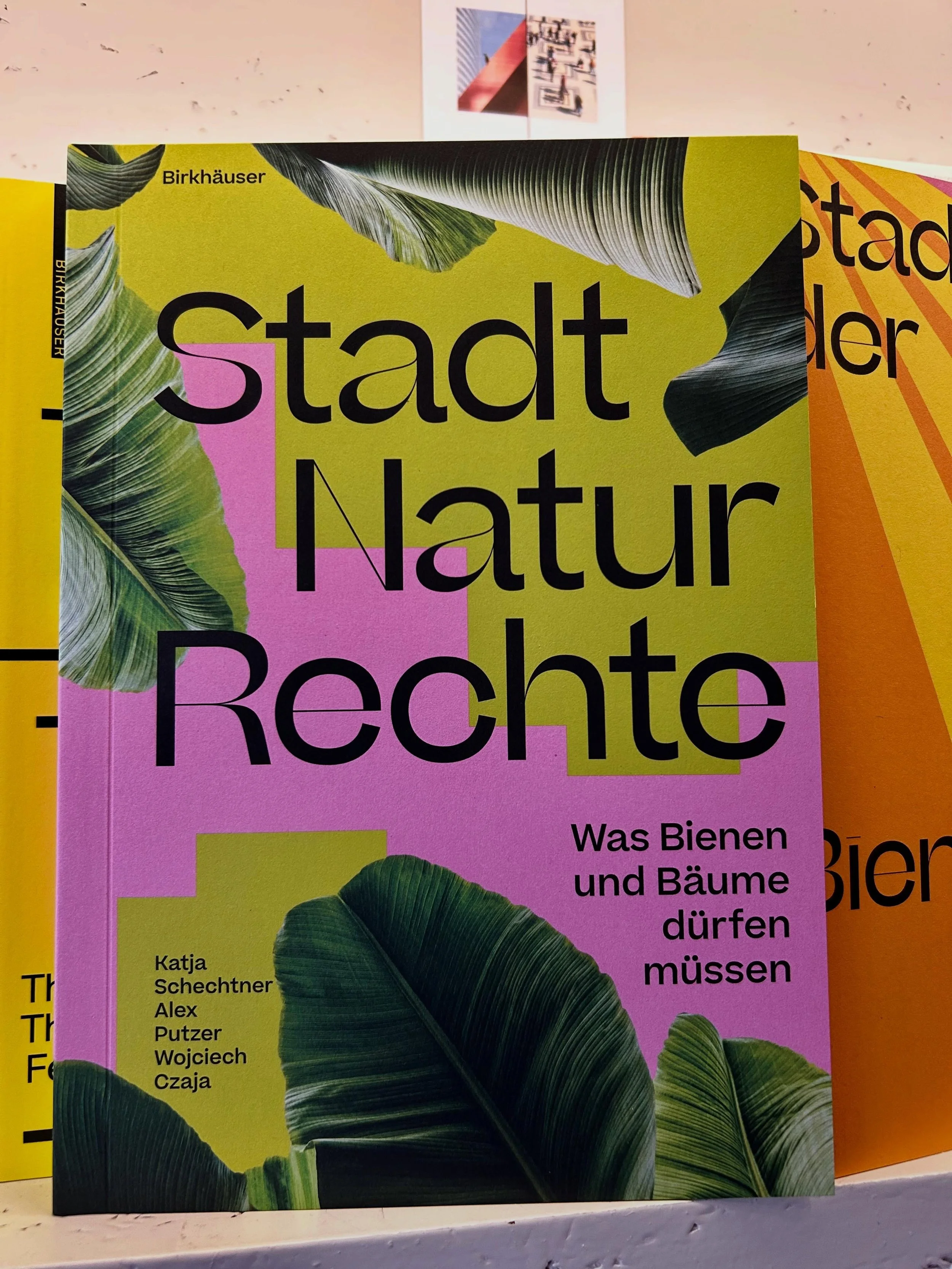 So sch&ouml;n, dass das Buch &laquo;&nbsp;Stadt Natur Rechte, was Bienen und B&auml;ume d&uuml;rfen m&uuml;ssen&nbsp;&raquo; genau f&uuml;r unseren aktuellen Schwerpunkt rund um die Insekten fertig geworden ist! Und wenn sogar die Mitautorin @katjasc