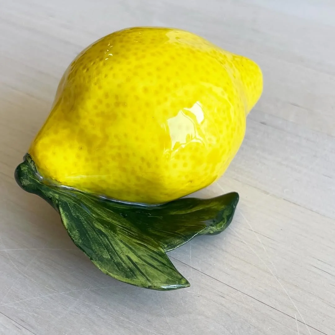 Vitamine%20C%20Les%20citrons%20existent%20en%20%C3%A9l%C3%A9ments%20%C3%A0%20poser%20ou%20en%20version%20mini%20en%20pins%20!%20Disponibles%20%C3%A0%20la%20boutique%2026%20rue%20Pix%C3%A9r%C3%A9court%20Paris%2020%20ou%20possibilit%C3%A9%20d%E2%80%….jpg