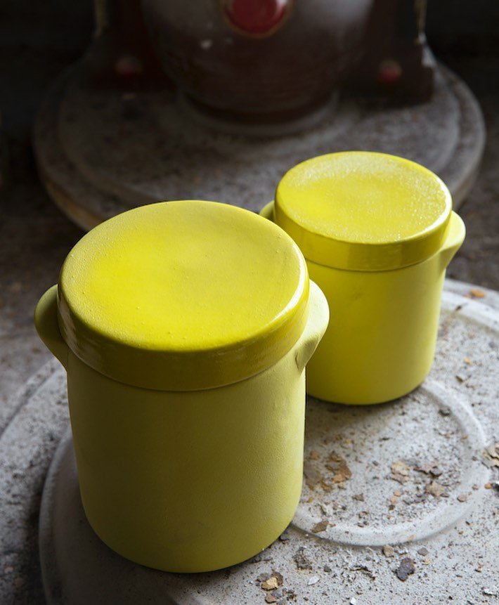 Le%20soleil%20%20%20%40manufacturededigoin%20propose%20de%20nombreux%20mod%C3%A8les%20en%20gr%C3%A8s%20en%20jaune%20moutarde.%20Donnez%20un%20coup%20de%20peps%20%C3%A0%20votre%20art%20de%20la%20table%20.%23gr%C3%A8s%20%23poterie%20%23deco%20%23dec….jpg