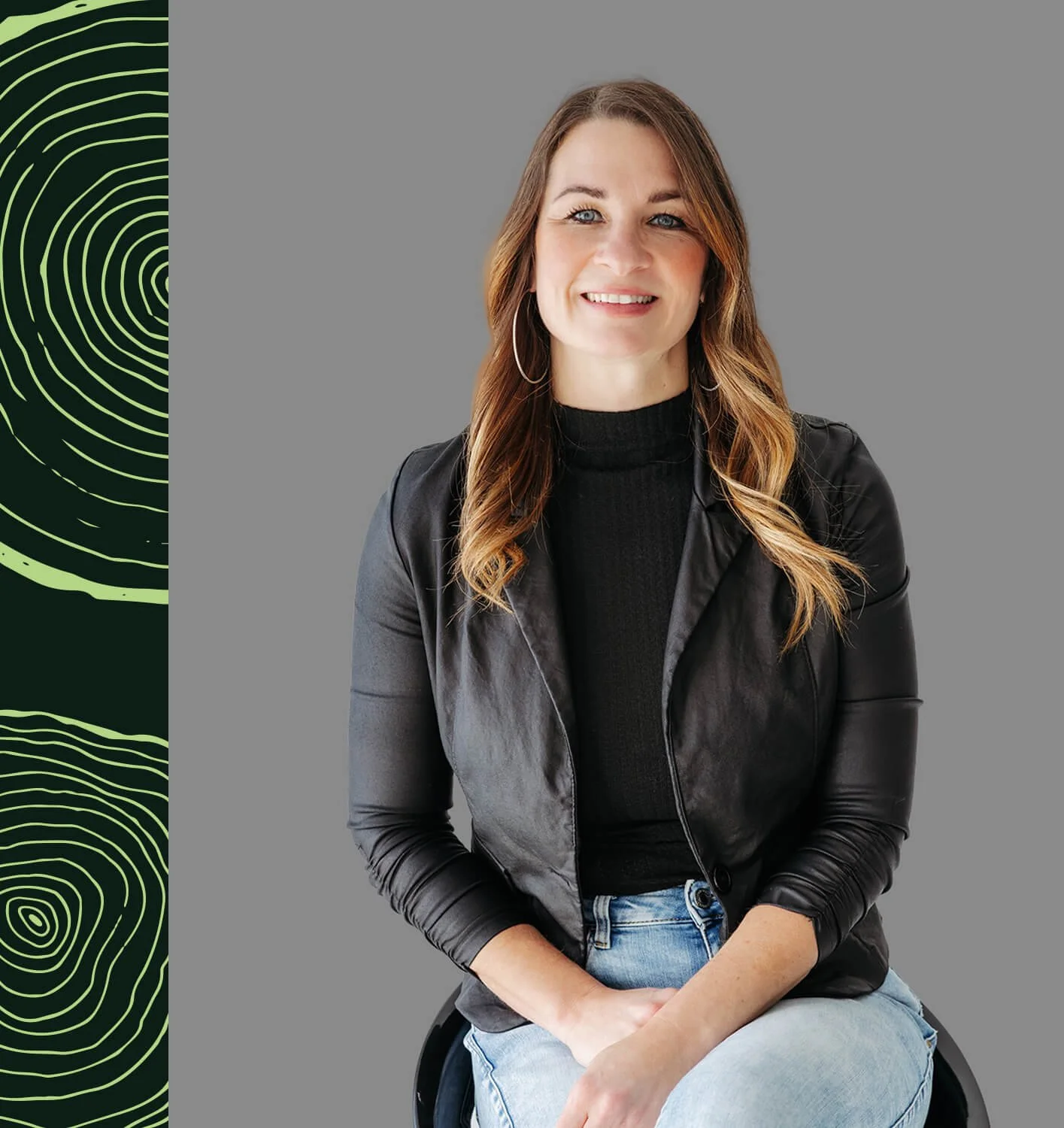 Mélinda Roy souriante portant une veste en cuir noir et un jean bleu clair, assise sur une chaise contre un fond gris clair, avec un motif de lignes vertes à droite.