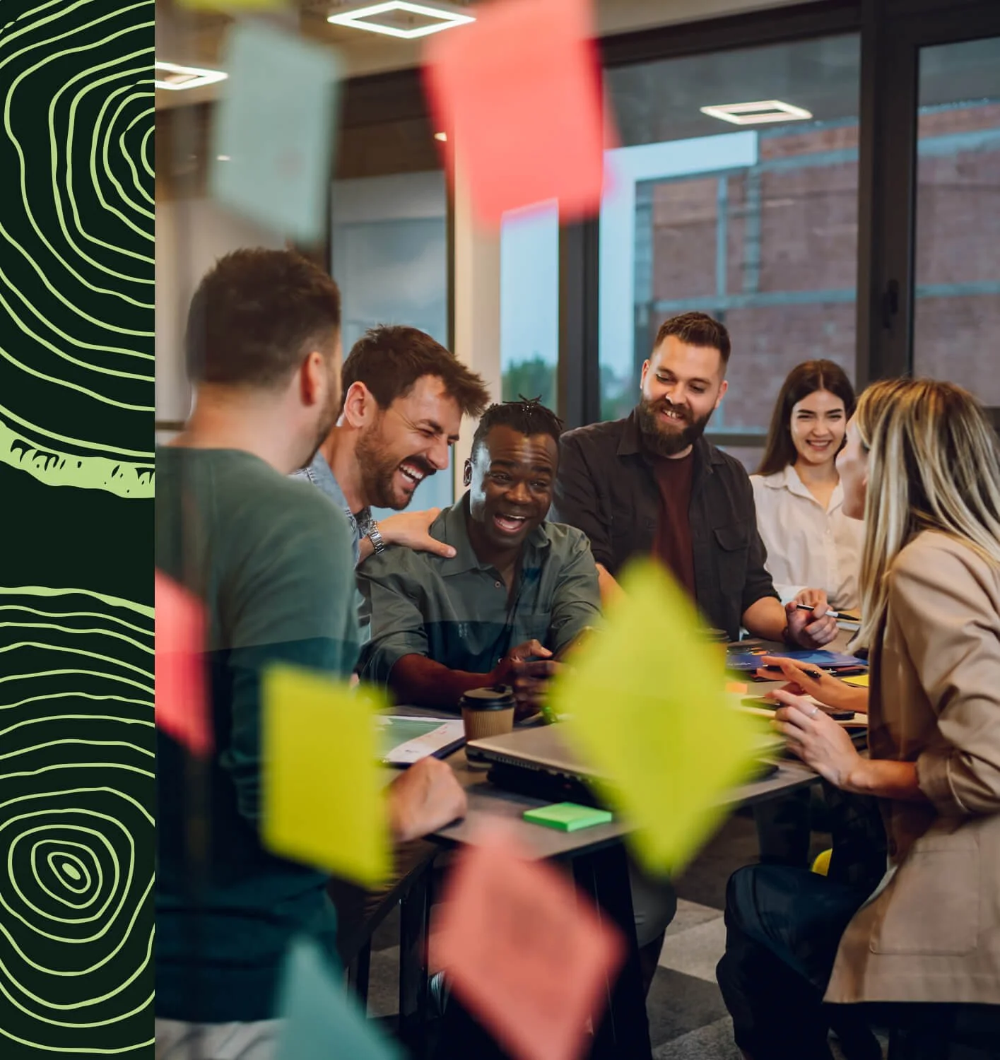 Groupe de collègues souriants lors d'une réunion de travail dans une salle de conférence