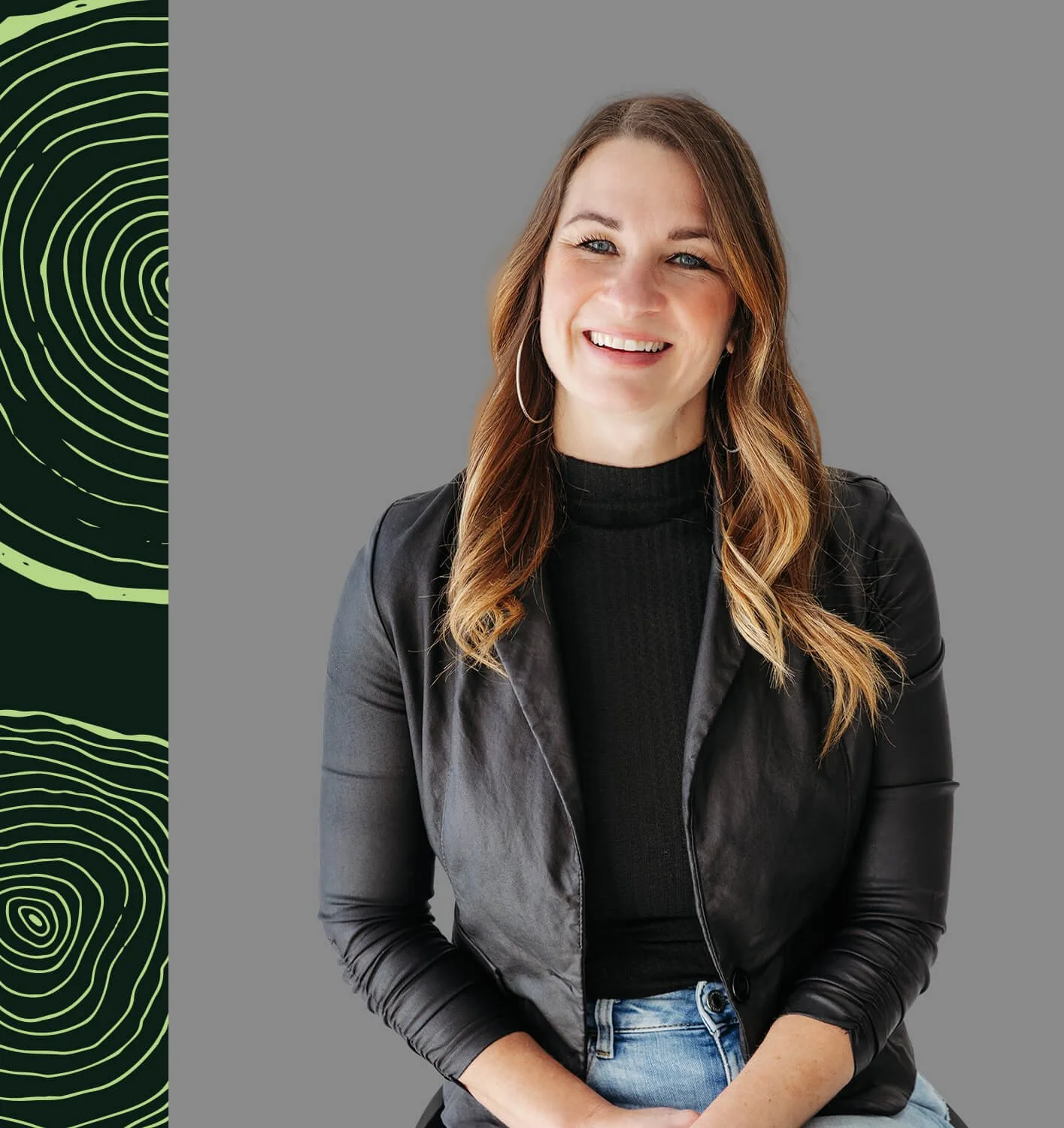 Mélinda Roy souriante portant une veste en cuir noir et un jean bleu clair, assise sur une chaise contre un fond gris clair, avec un motif de lignes vertes à droite.