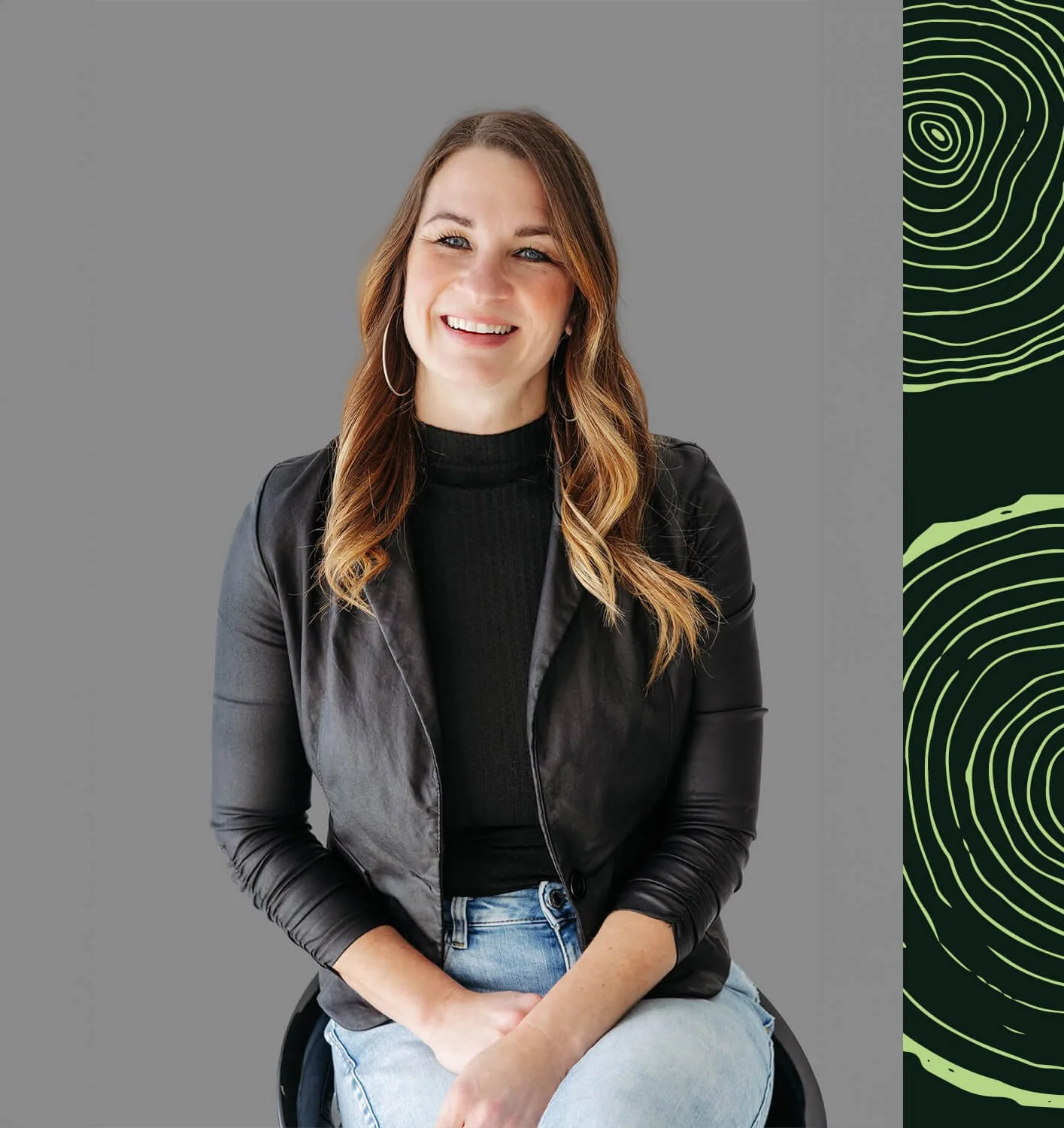 Mélinda Roy souriante portant une veste en cuir noir et un jean bleu clair, assise sur une chaise contre un fond gris clair, avec un motif de lignes vertes à droite.