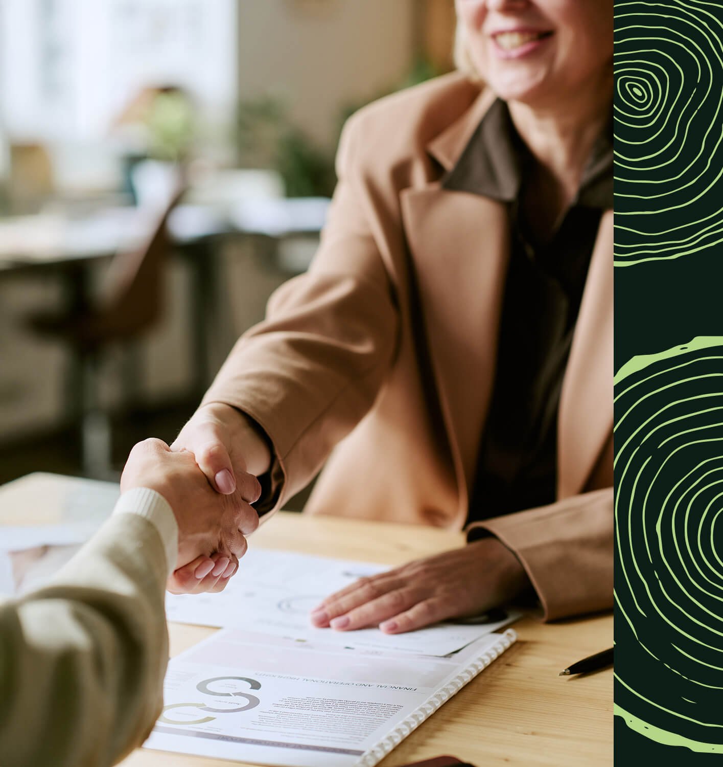 Deux personnes serrant la main lors d'une réunion de recrutement ou d'entrevue dans un bureau.