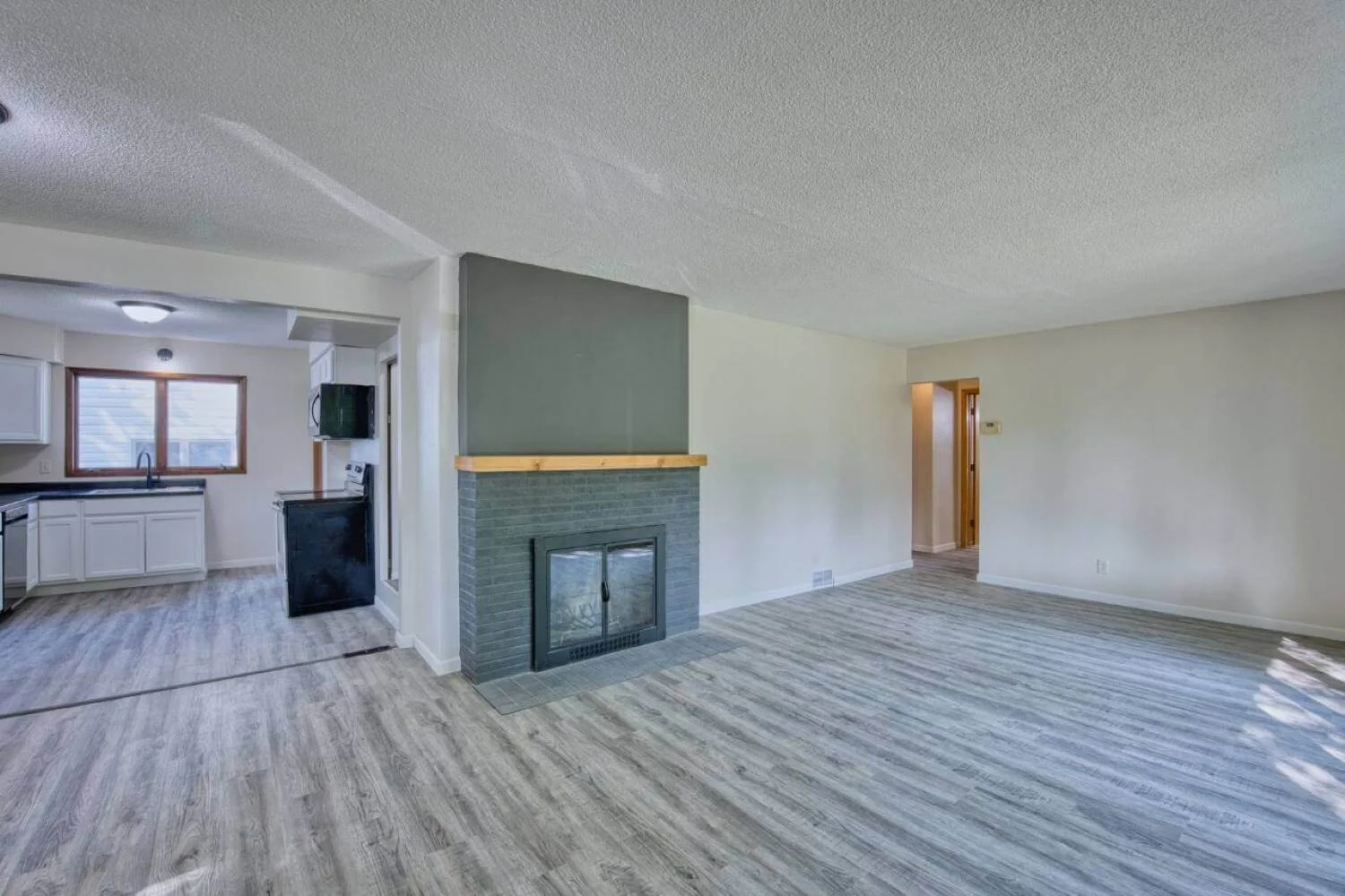 14 E 4th Ave S, Aurora MN