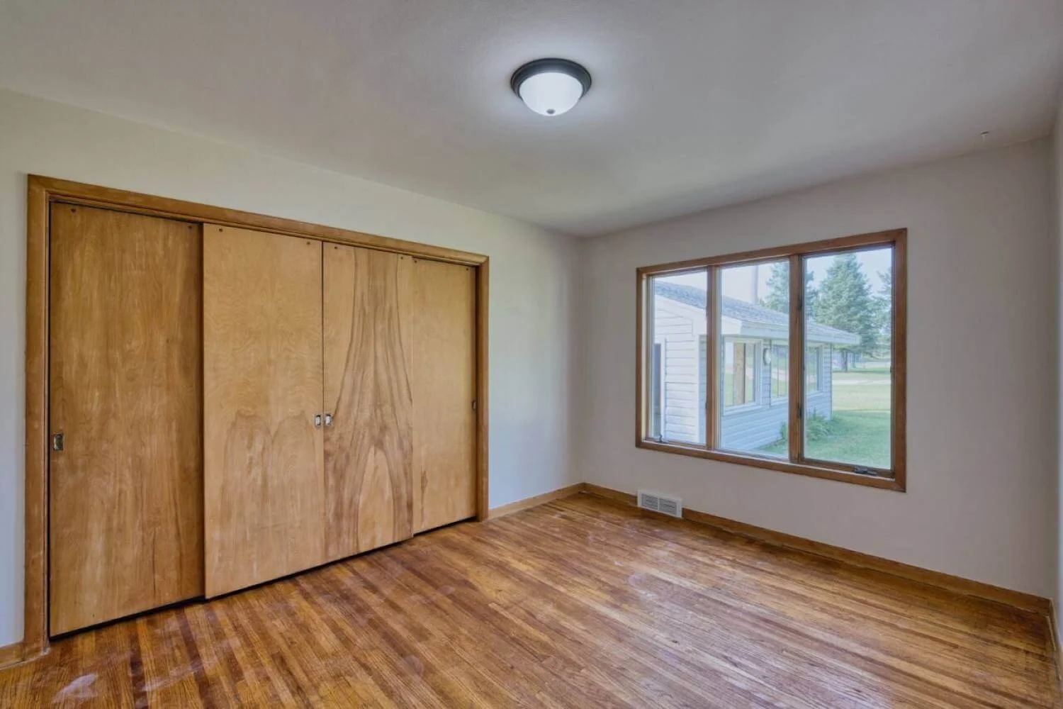 14 E 4th Ave S, Aurora MN