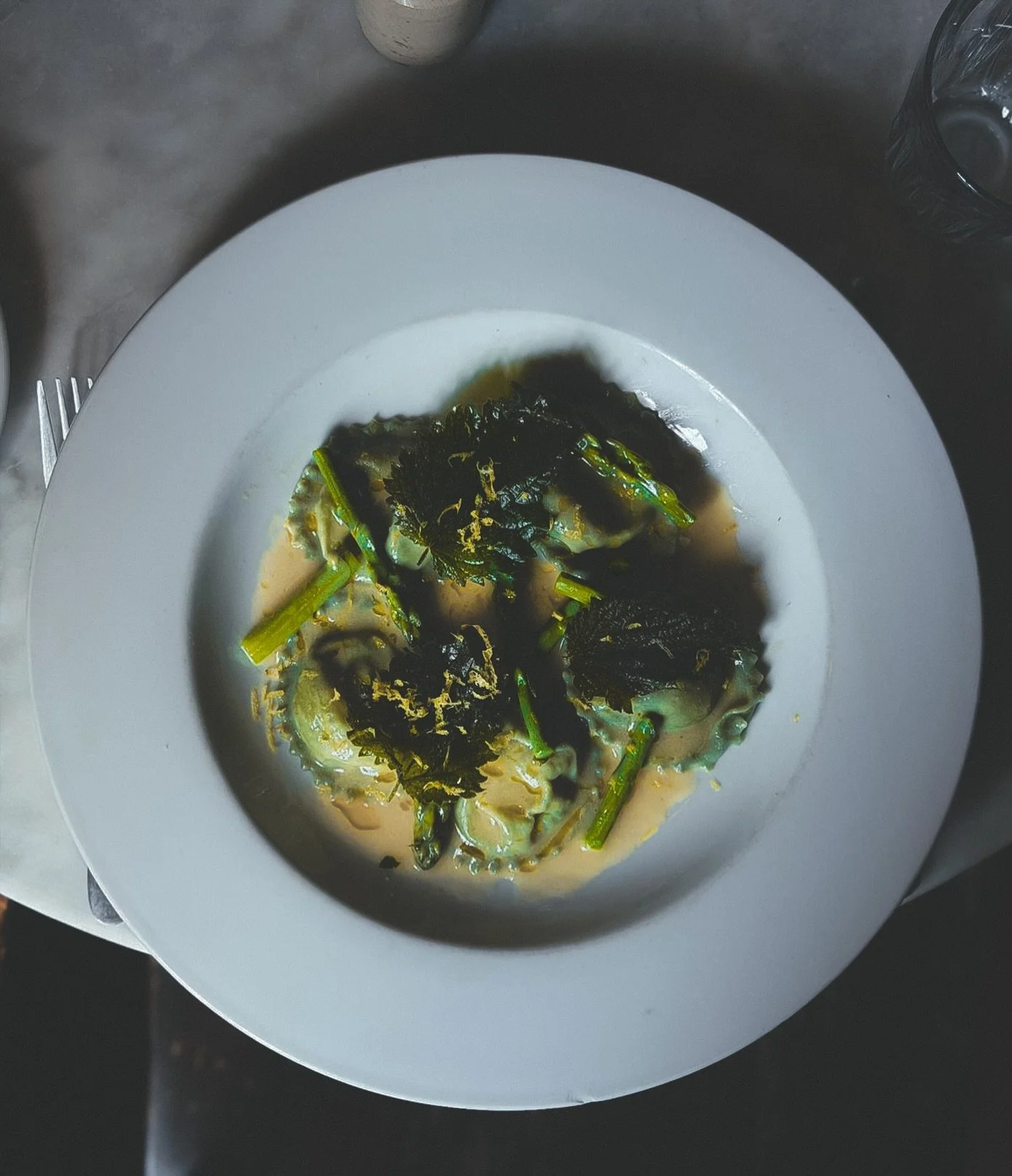 Nettle, fresh cheese and pecorino ravioli with wild asparagus, lemon and butter.

A proper early summer dish.

#pasta #ravioli #stuffedpasta #forage