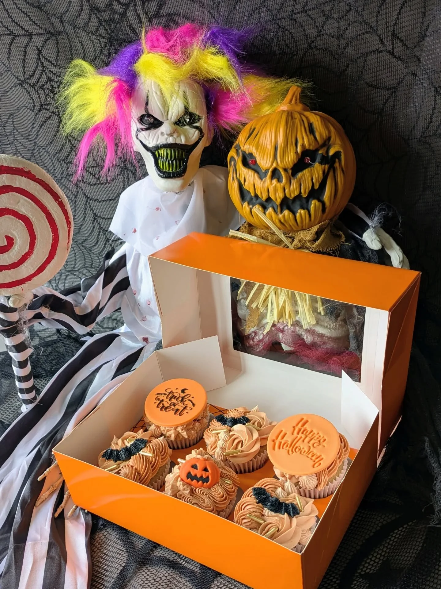 I see your pumpkin spiced latte and I raise you pumpkin spiced cupcakes!!! Go on take one... I dare you! 😉
&zwnj;
#pumpkinspice #vegancupcakes #bristolcupcakes #bristolfood #vegansbristol
