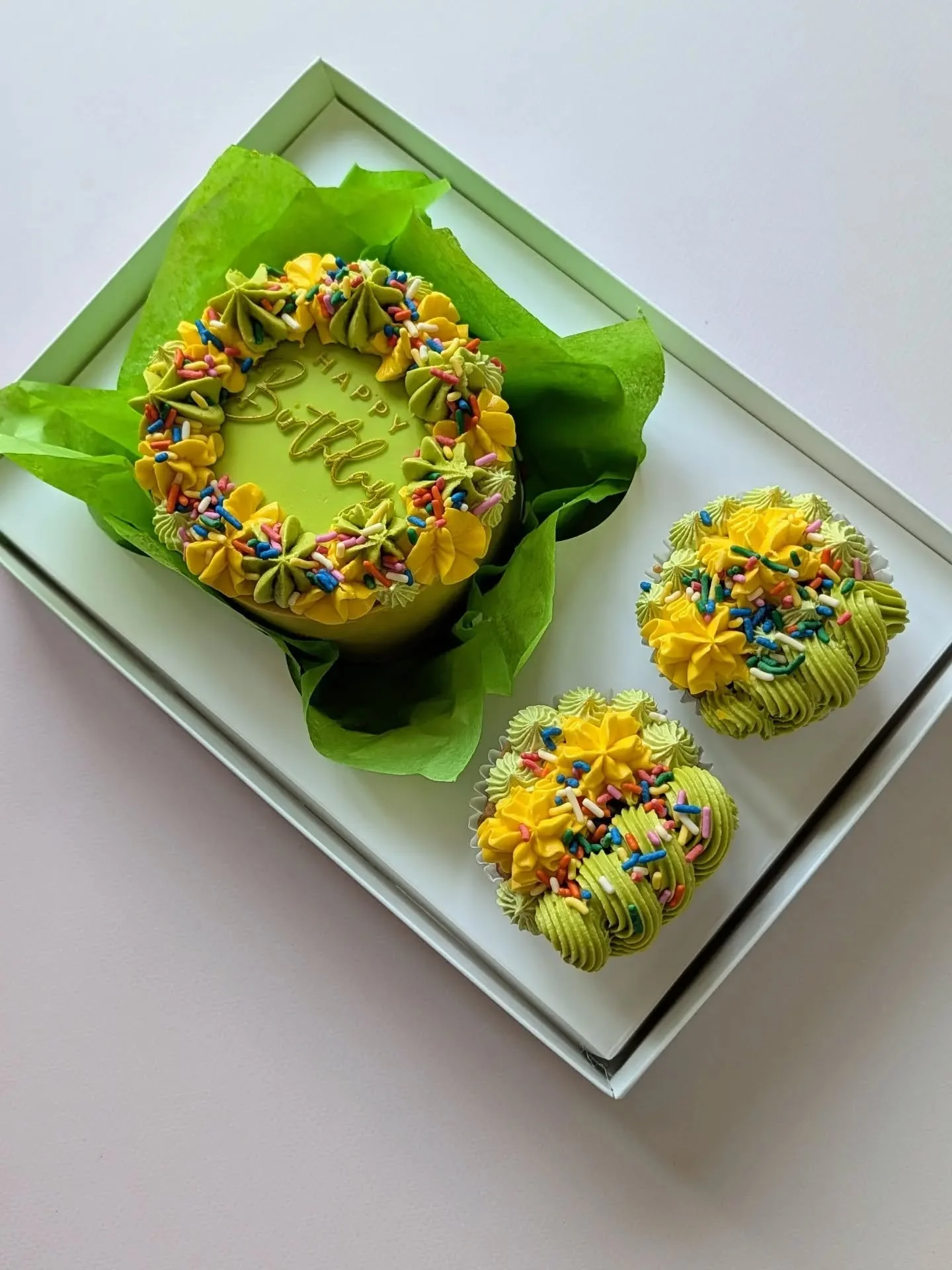 I absolutely love this little Ready to Party Bento! 🤩

Bright green and yellow buttercream, loads of colourful sprinkles and a hell of a lot of fun. And although it&rsquo;s one of my non-custom designs, you can still make it extra special and comple