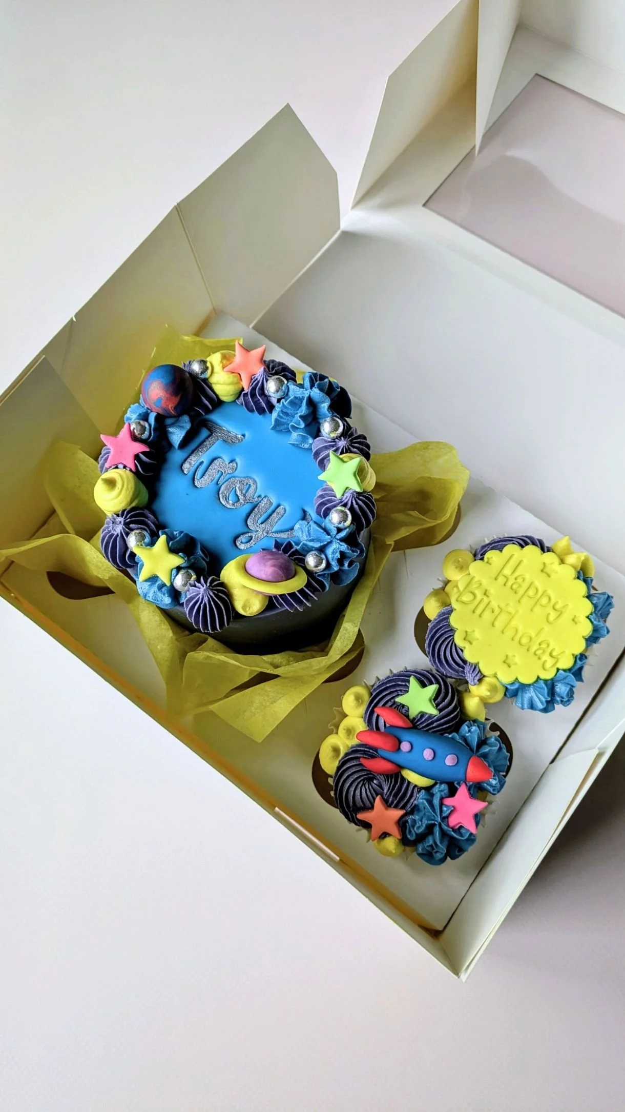 kids vegan space themed 3rd birth cake bento box with two matching cupcakes.